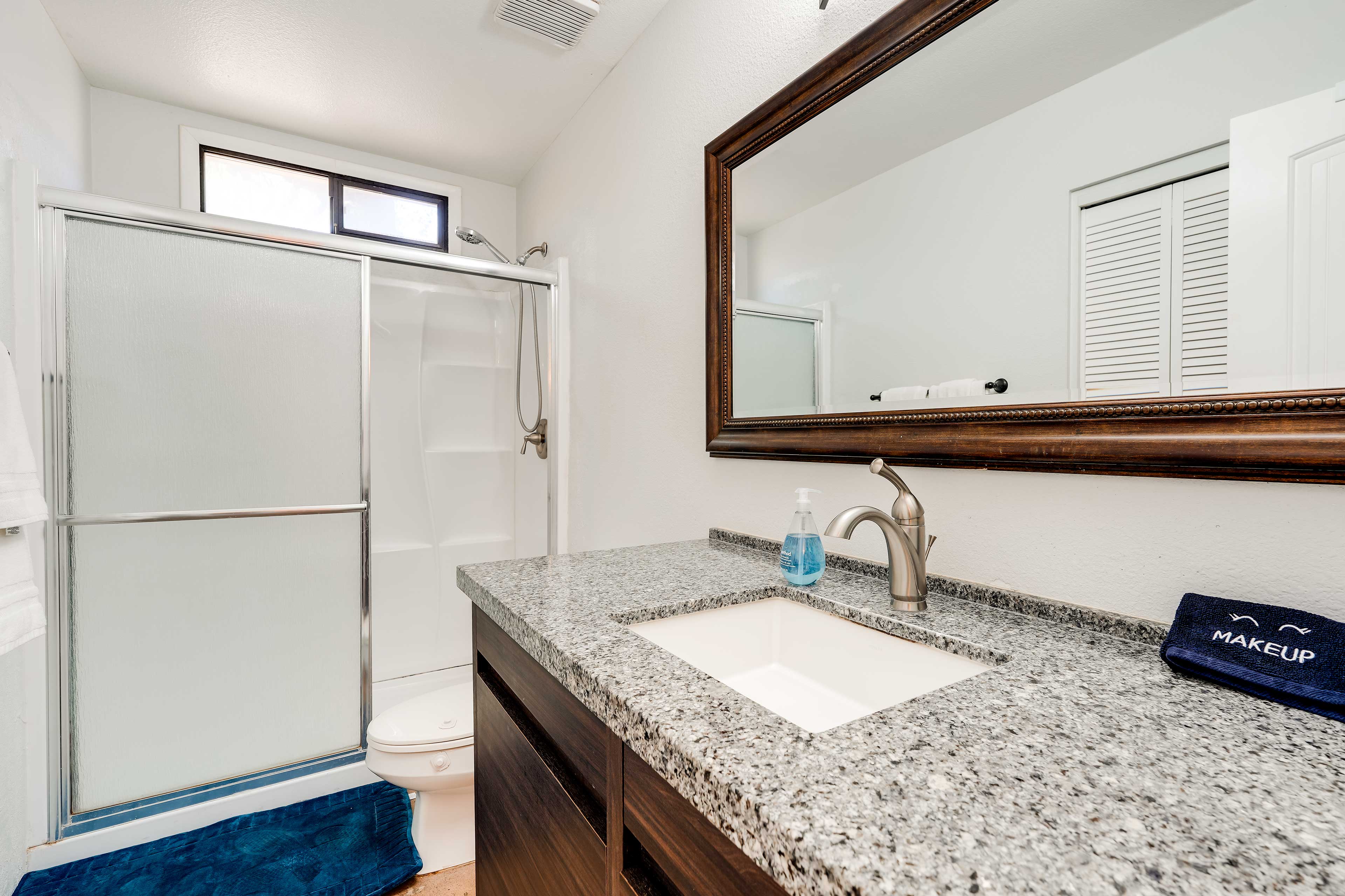 Full Bathroom | Complimentary Toiletries