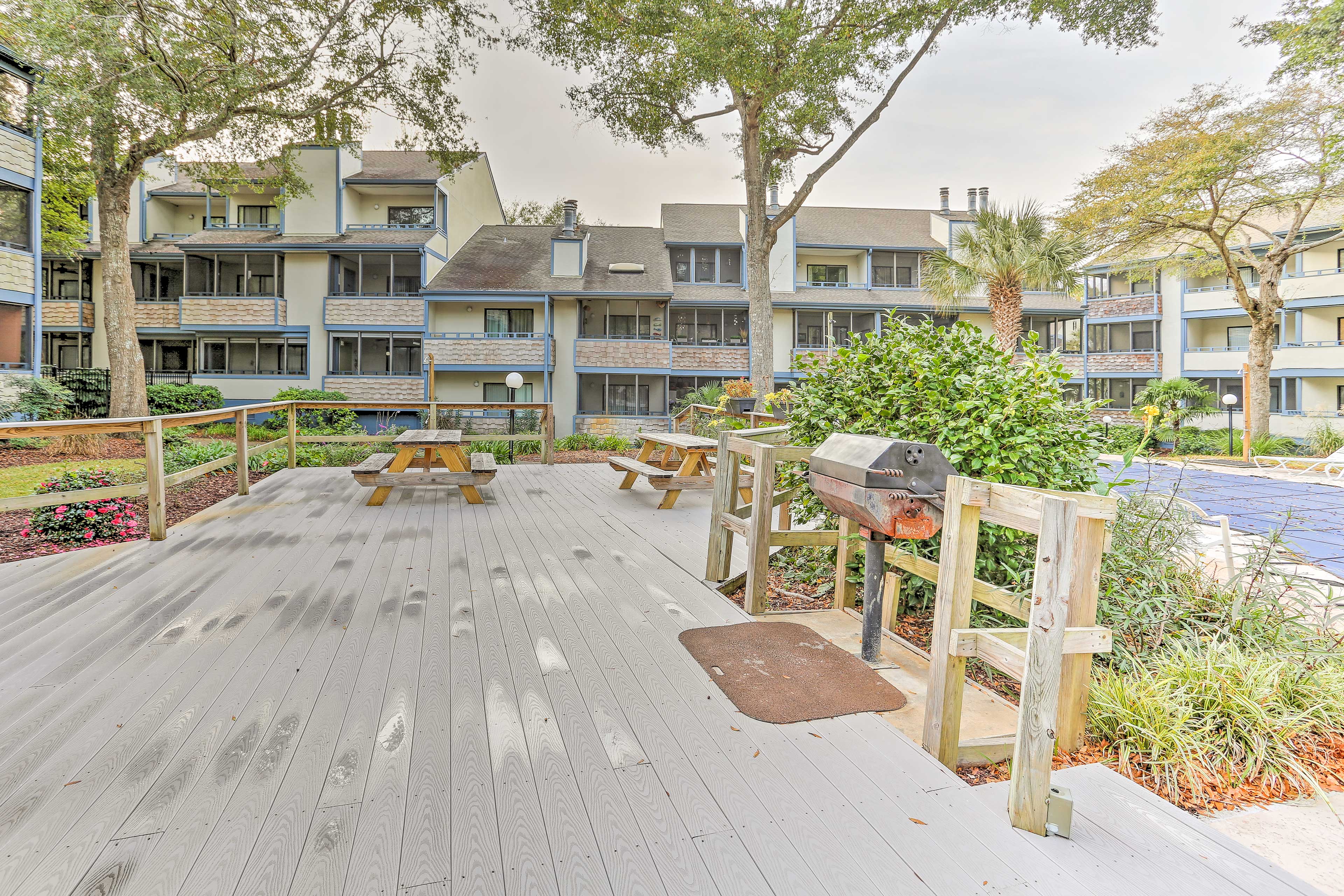 Community Picnic Tables | Grill