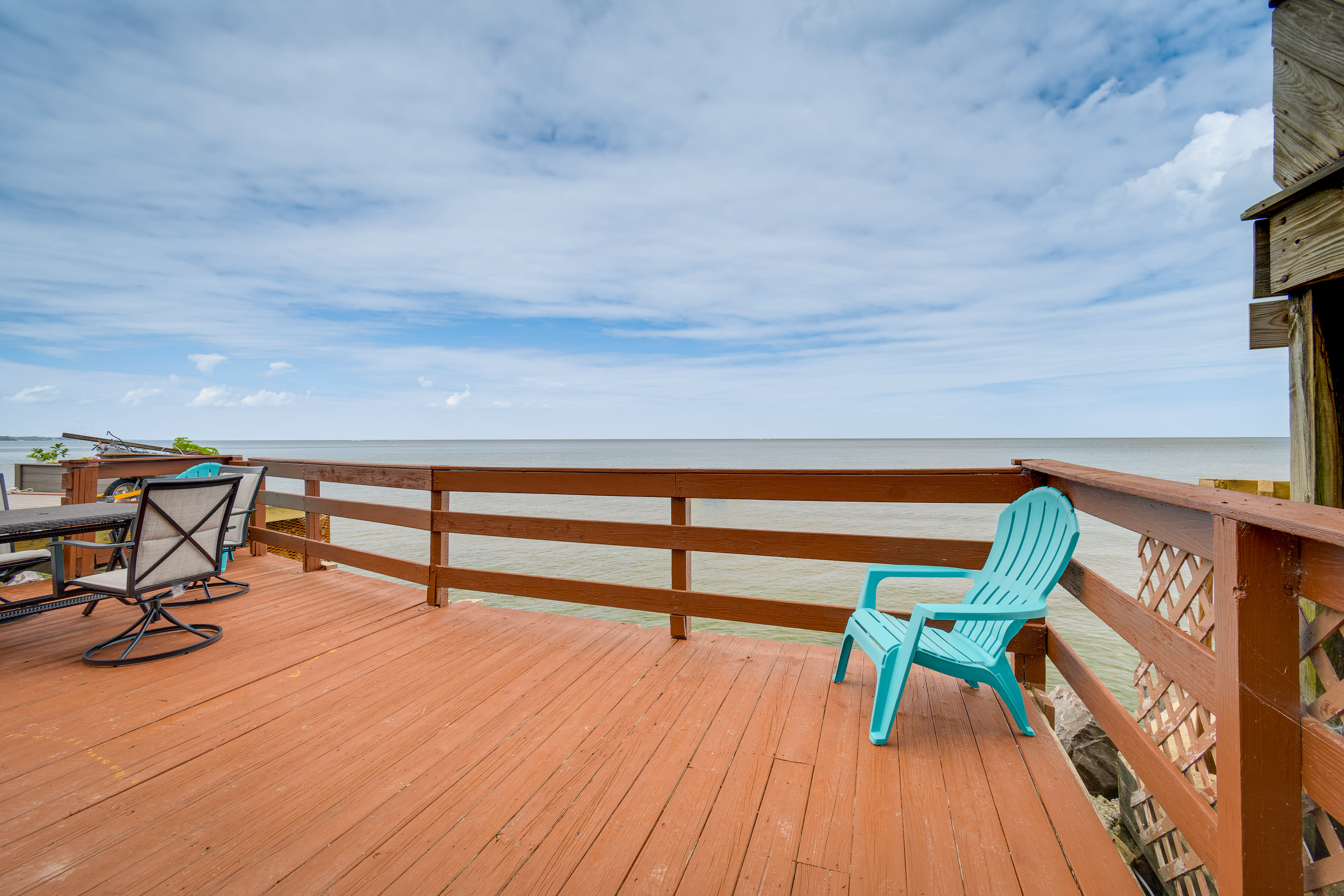 Deck | Outdoor Dining Area | Lake Ontario View