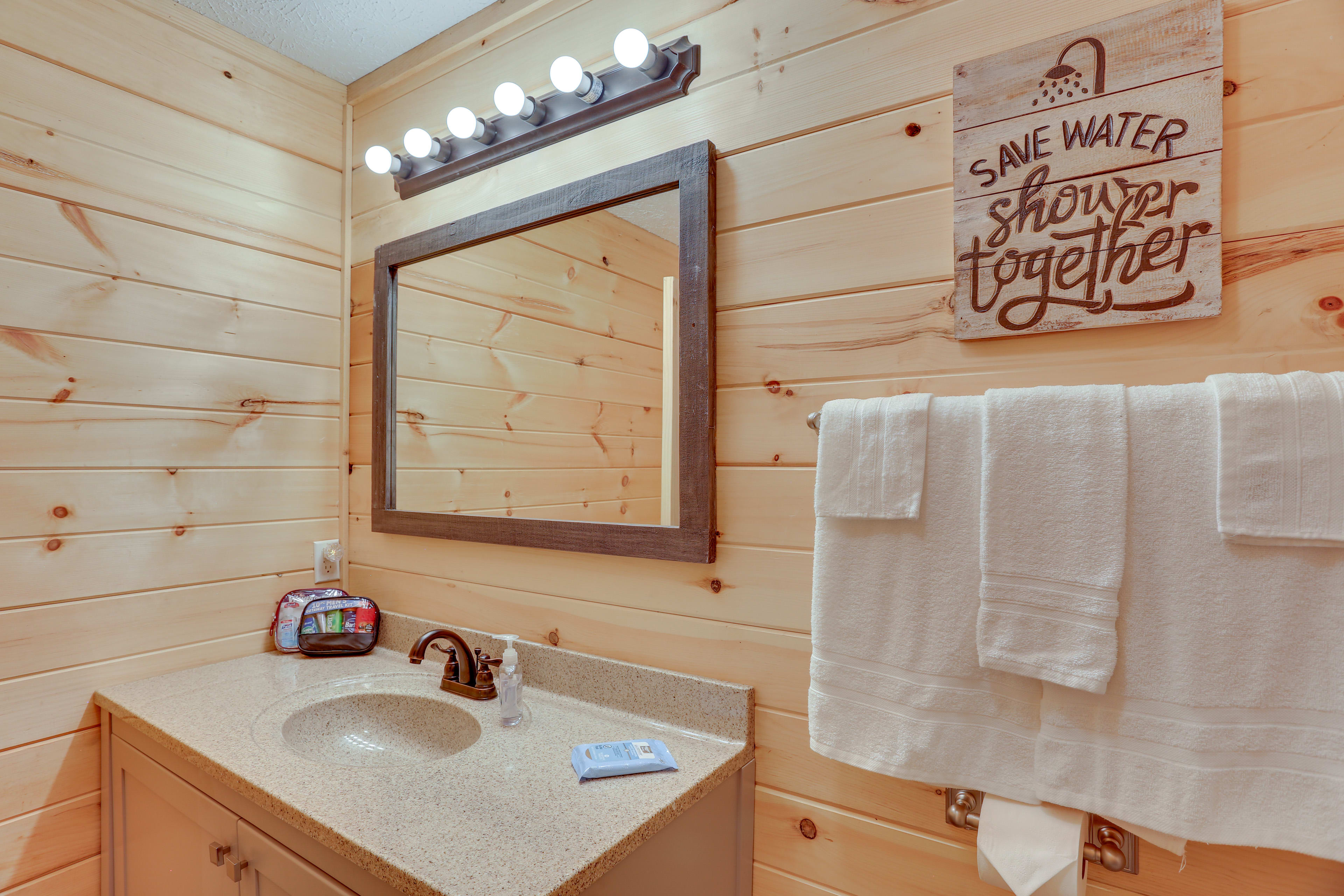 Full Bathroom | Towels Provided | Complimentary Toiletries