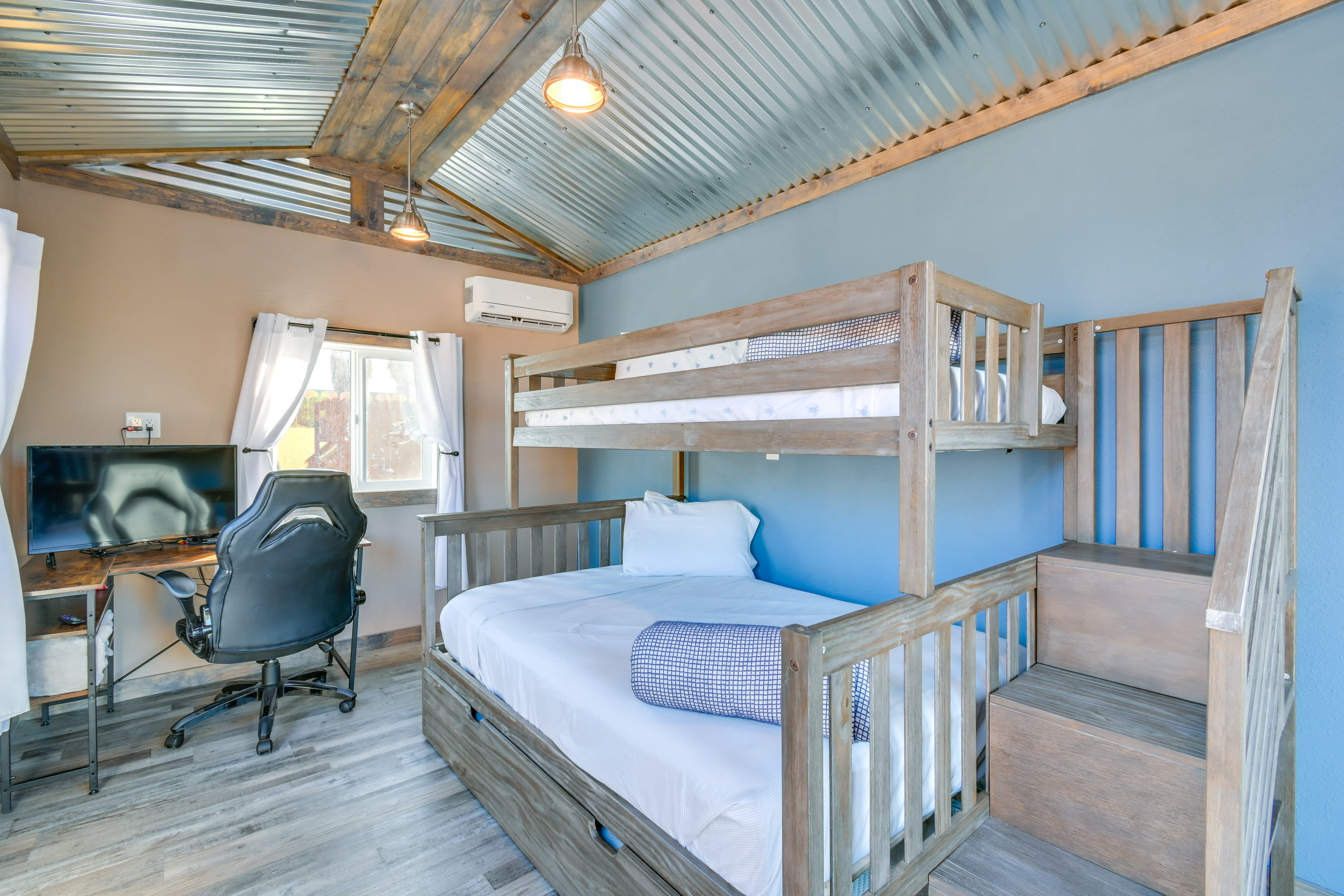 Bedroom 4 (Pool House) | Twin/Full Bunk Bed w/ Twin Trundle