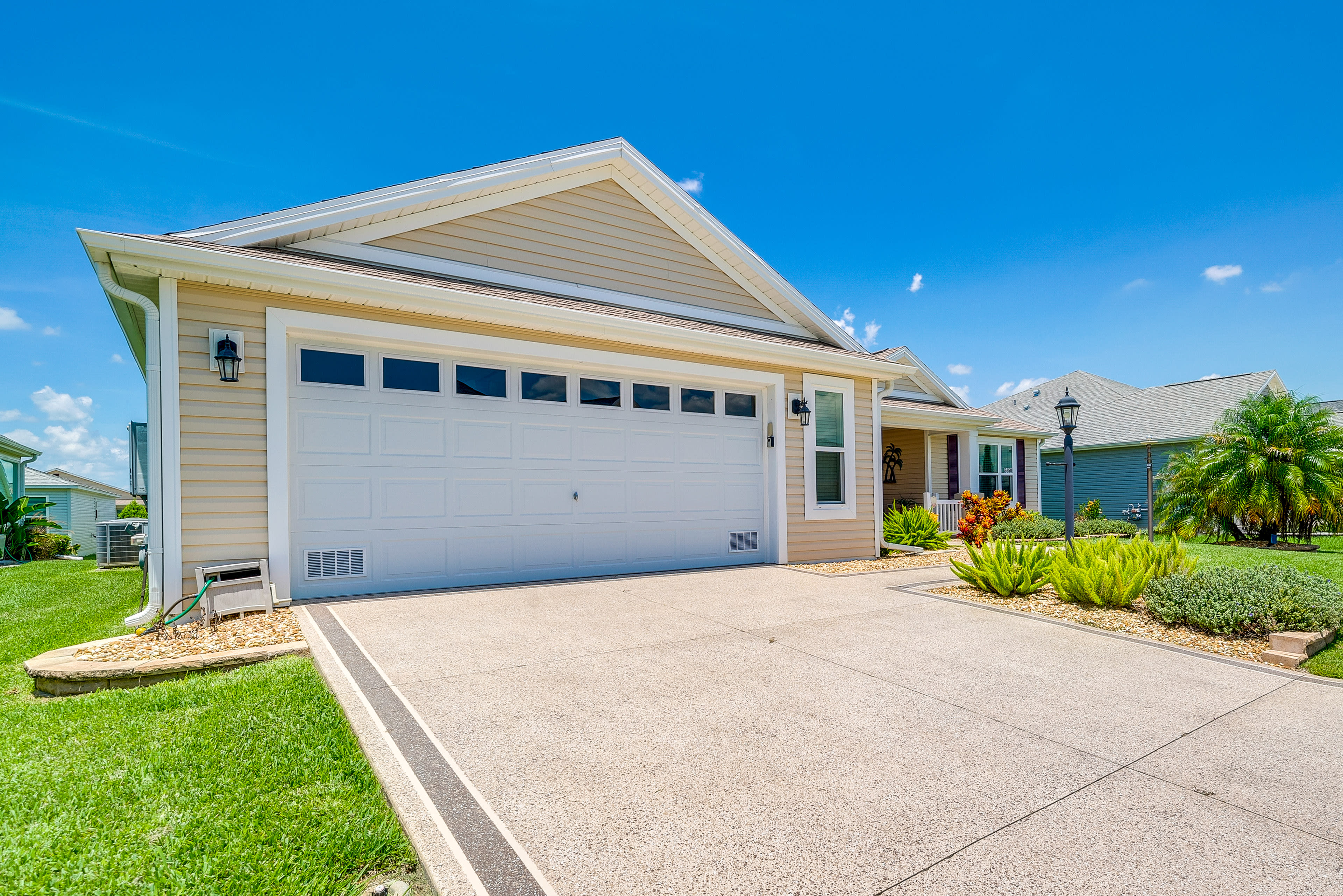 Parking | Driveway (2 Vehicles) | Garage (2 Vehicles)