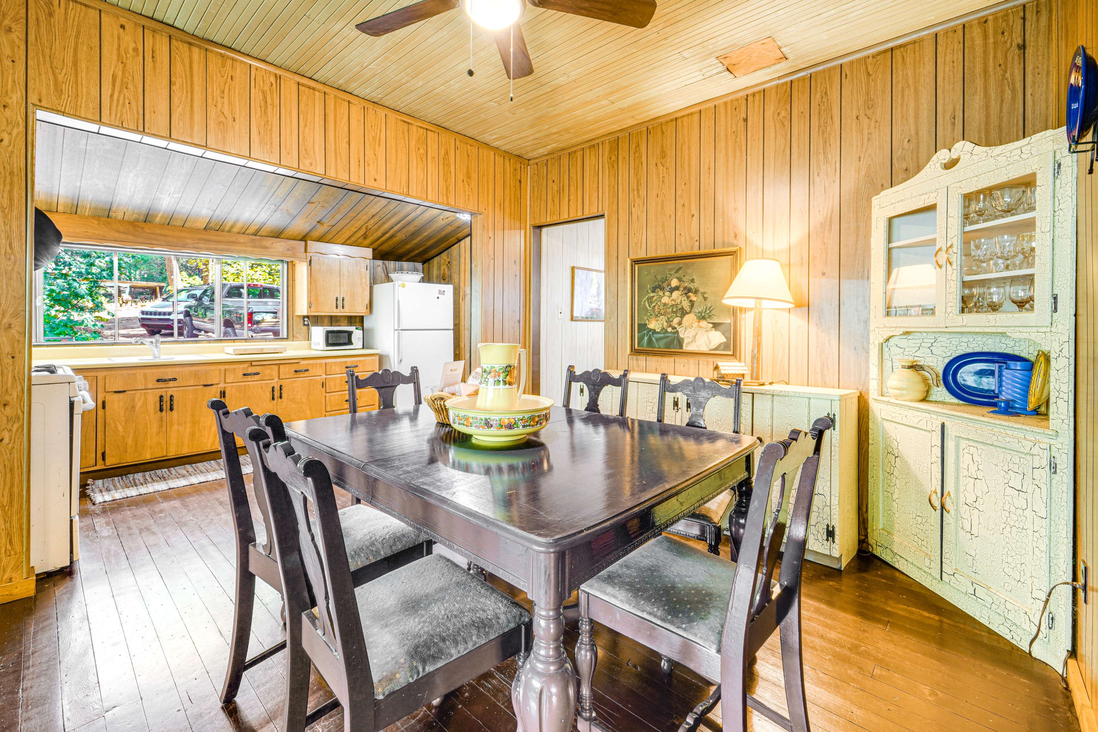 Dining Area | Dining Table | Dishware/Flatware