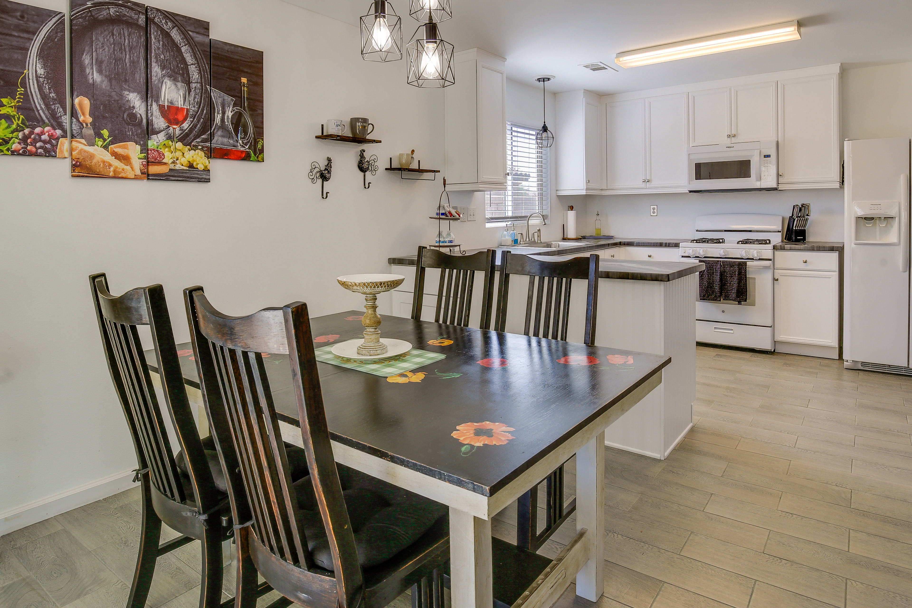 Dining Area | Dishware & Flatware Provided