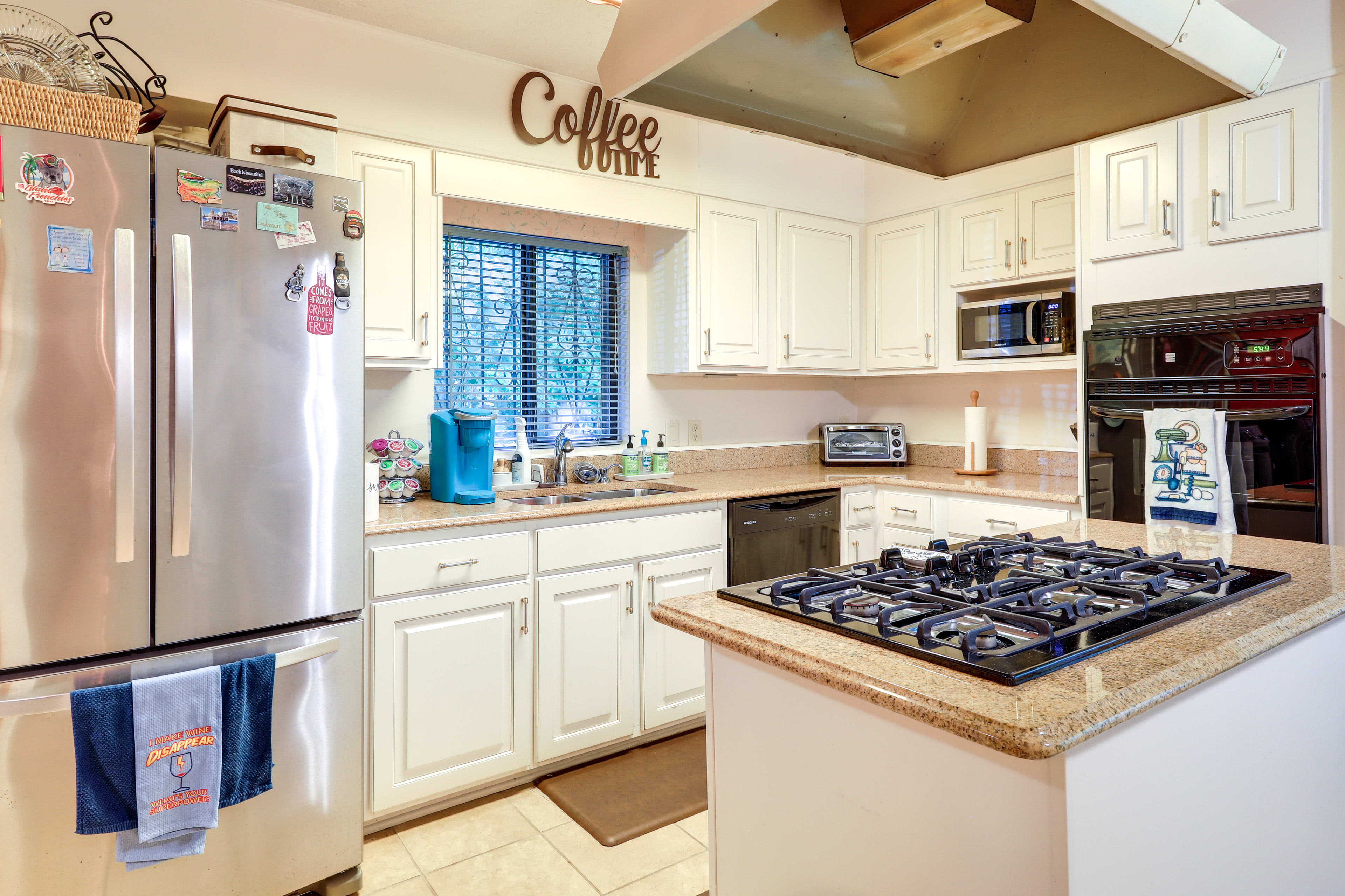 Kitchen | Equipped w/ Cooking Basics | Breakfast Table