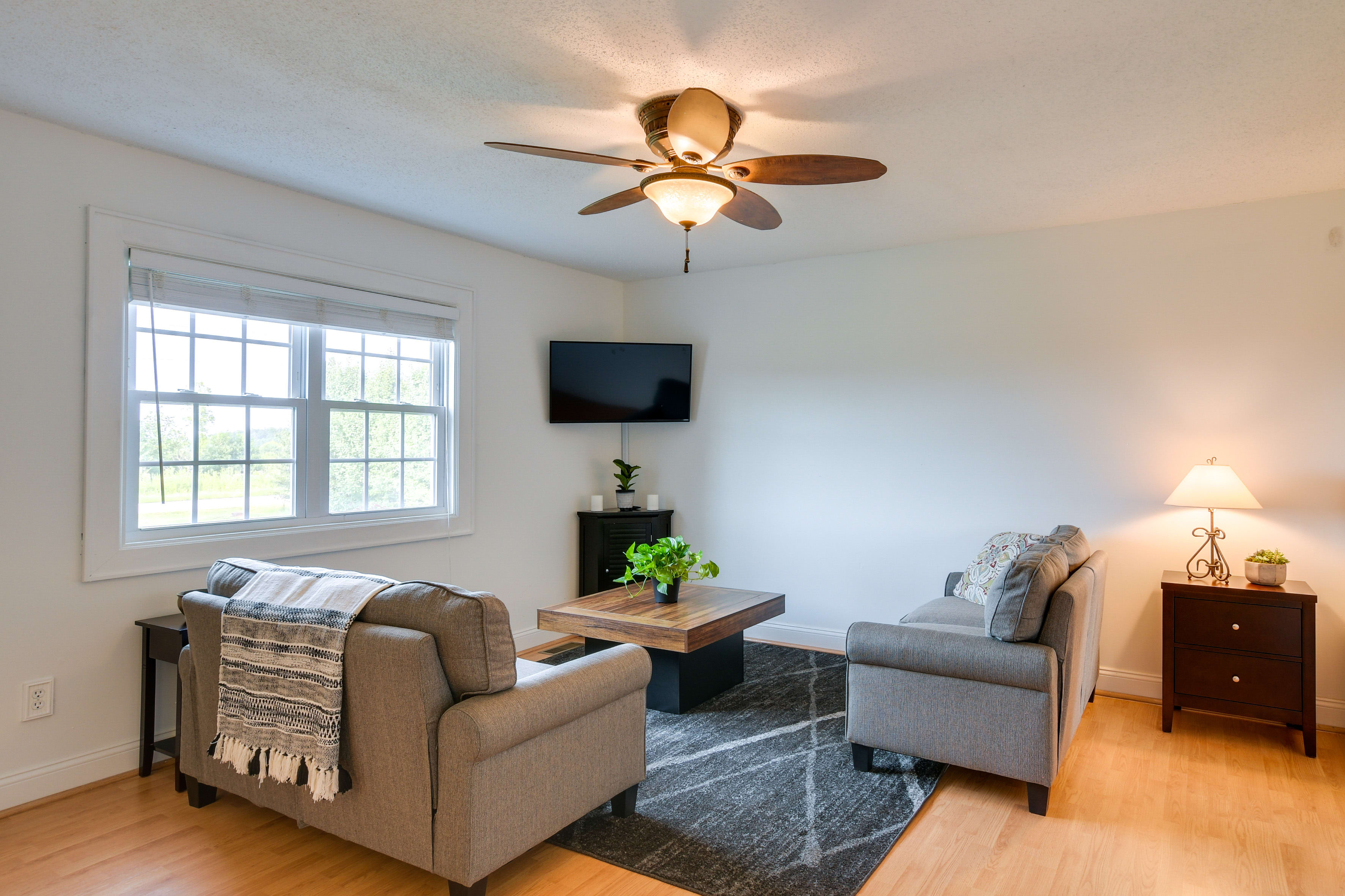 Living Room | Dog Friendly w/ Fee | Smart TV