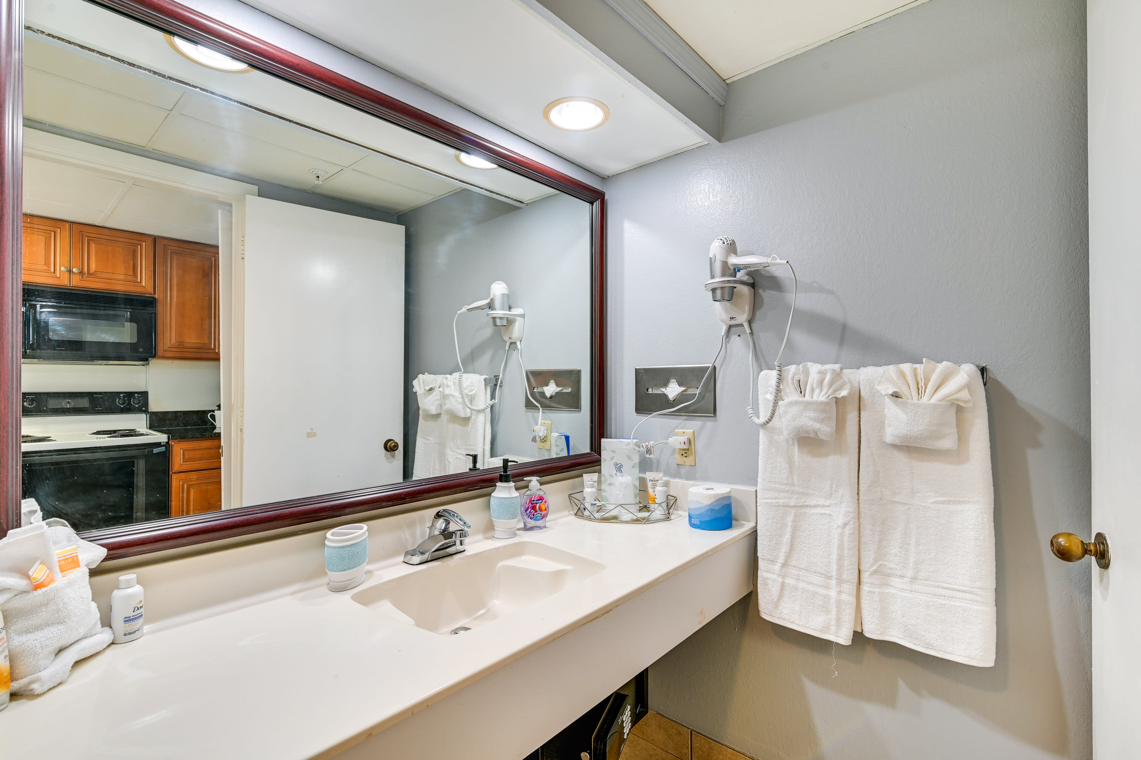 Full Bathroom | Towels Provided | Complimentary Toiletries | Hair Dryer