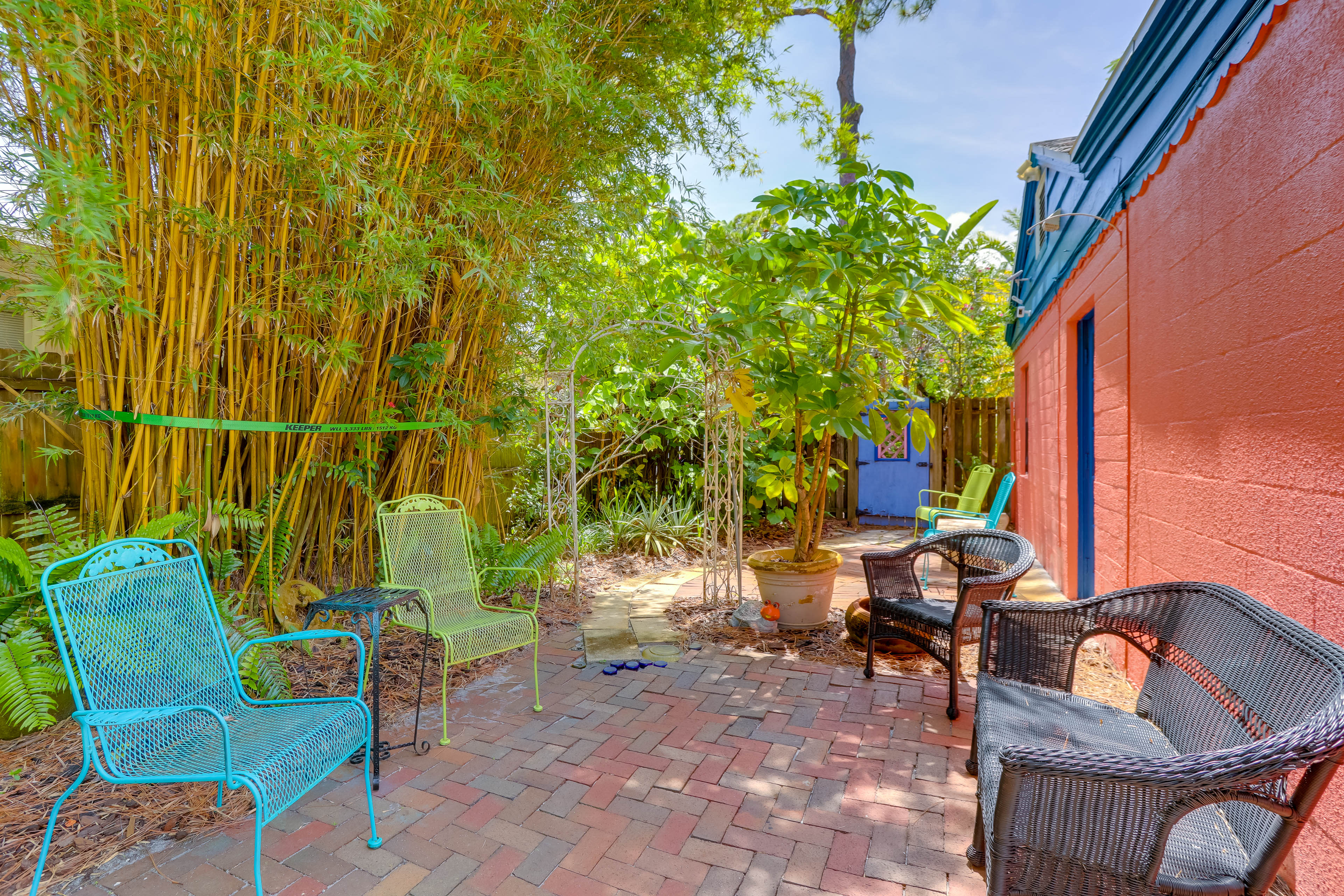 Vibrant Studio in Gulfport’s Marina District!