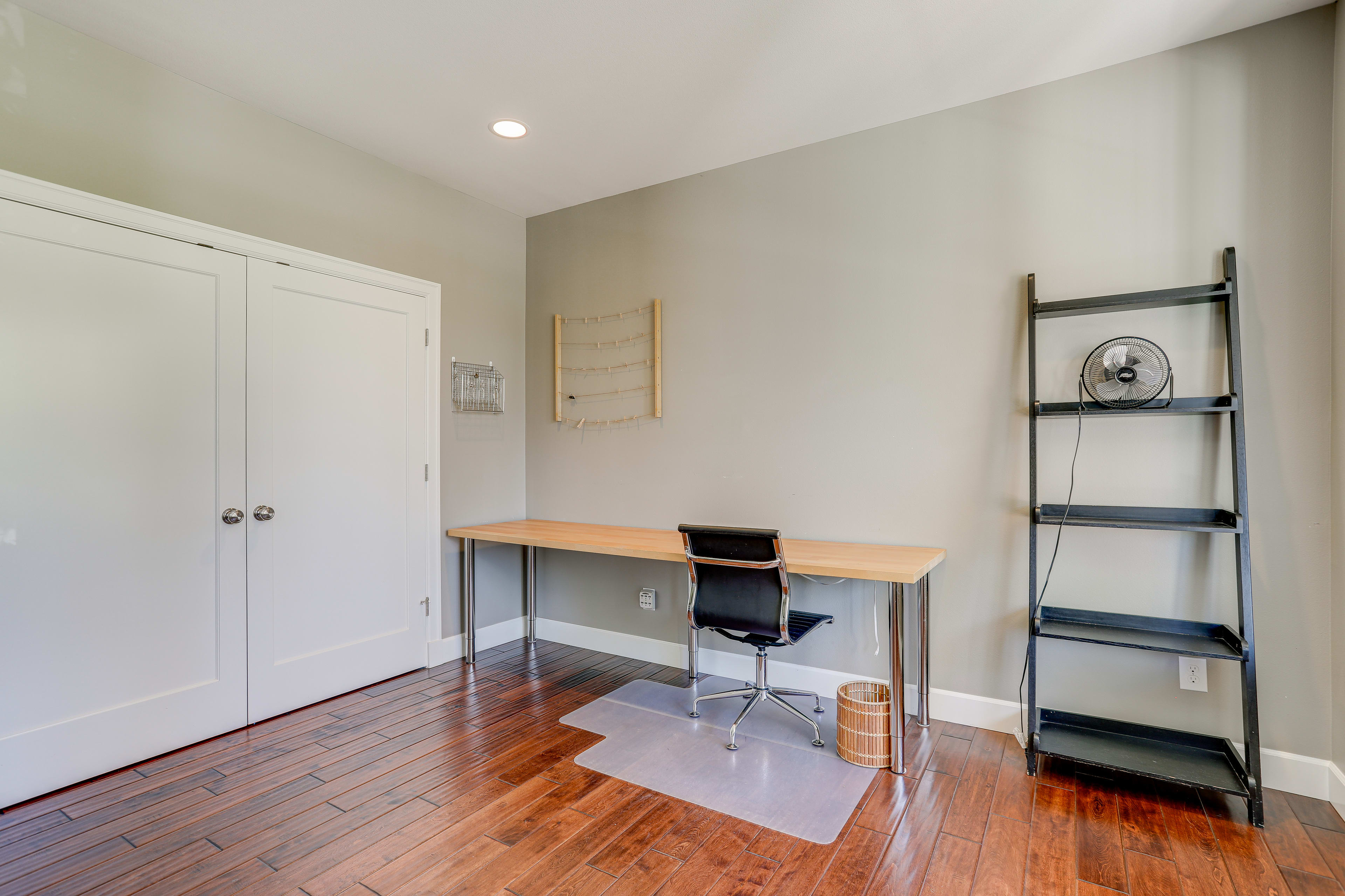Additional Office Area | Laptop-Friendly Workspace