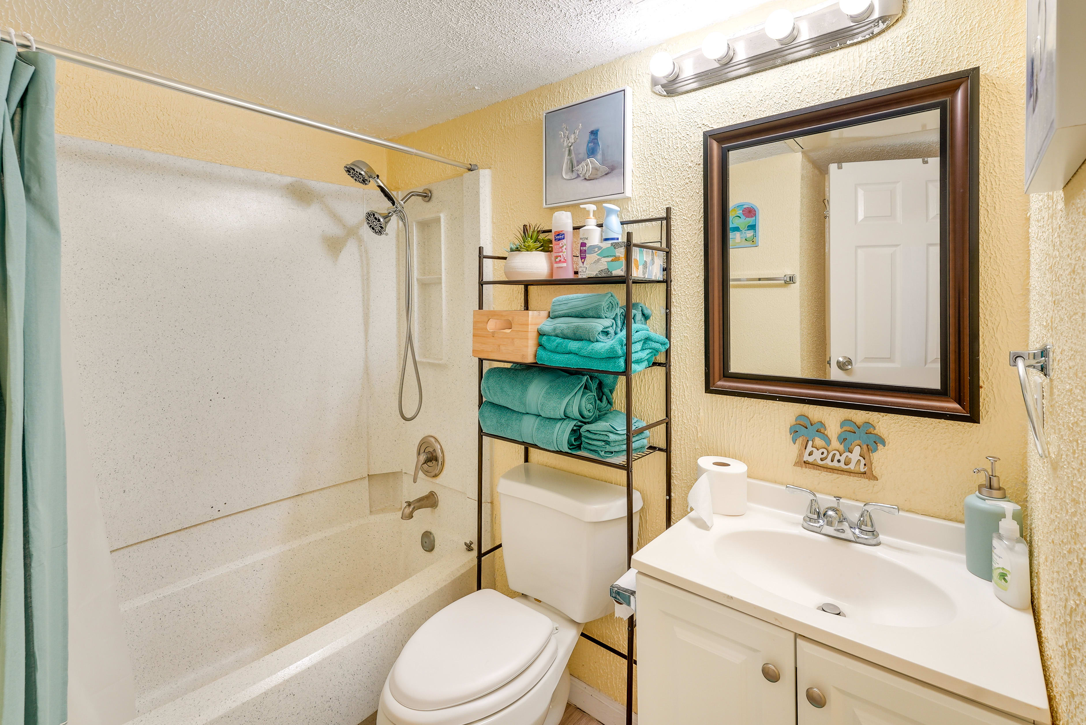 Full Bathroom | Complimentary Toiletries | Hair Dryer