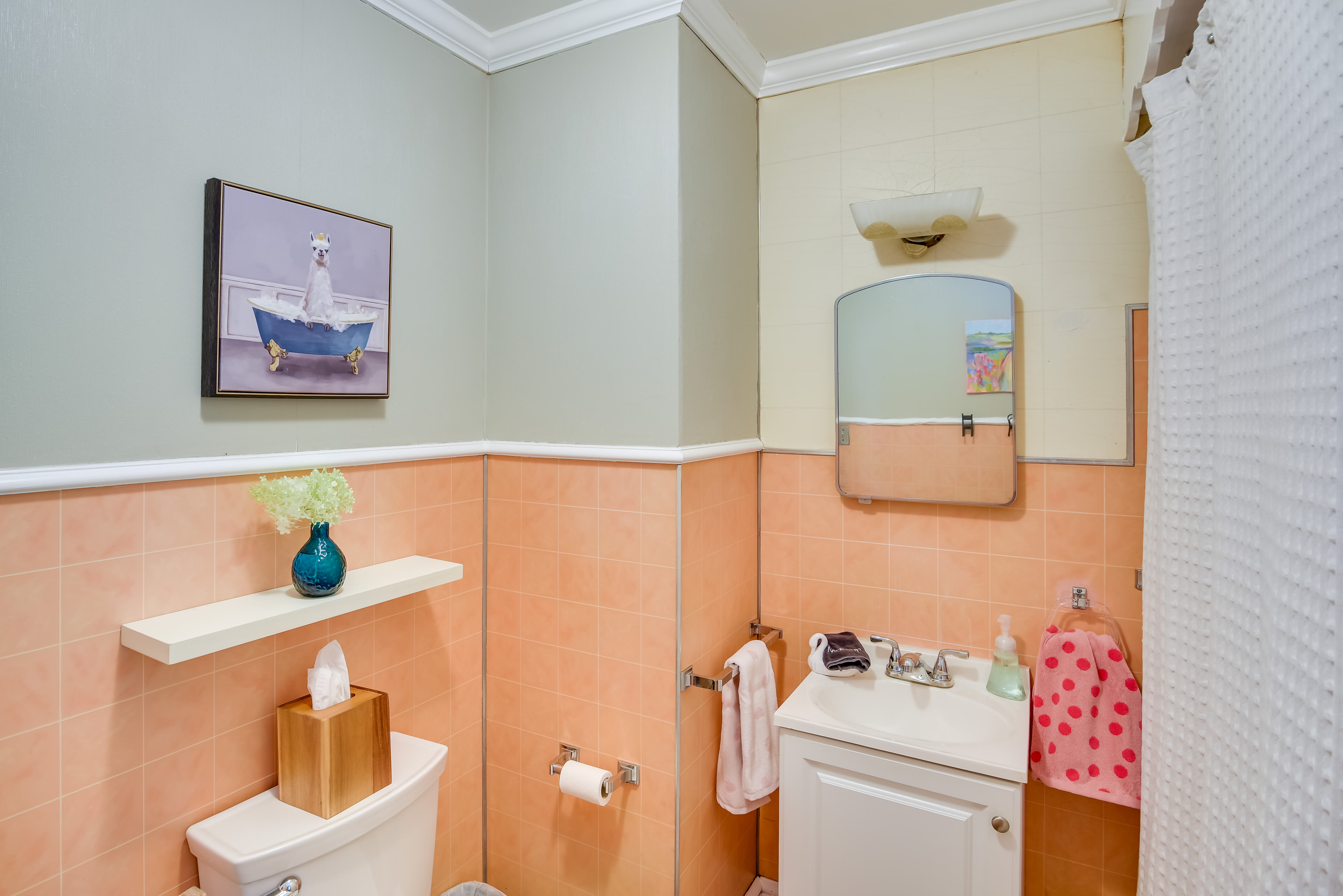 Full Bathroom | Complimentary Toiletries | Towels Provided