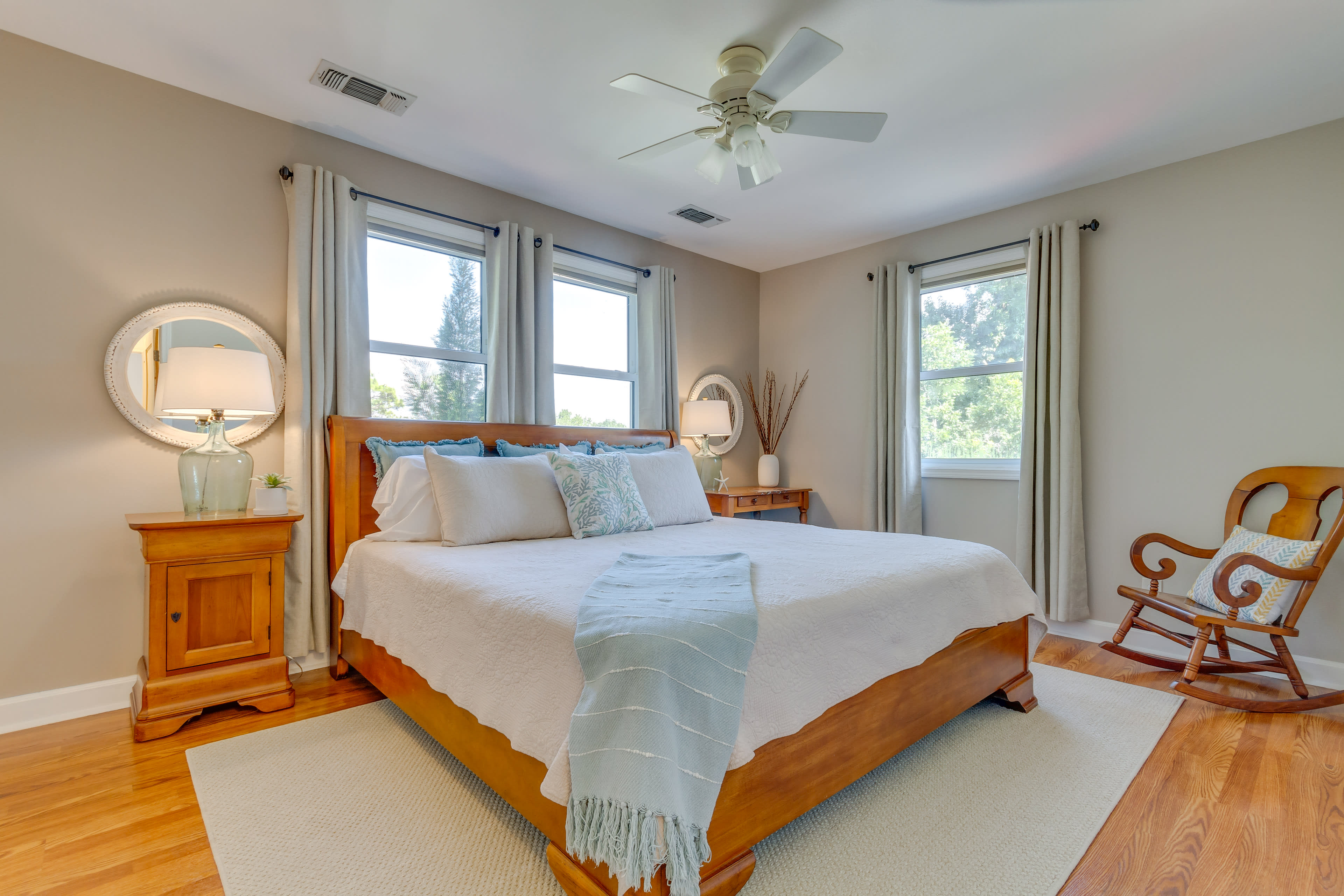 Bedroom 3 | King Bed | En-Suite Jack-and-Jill Bathroom