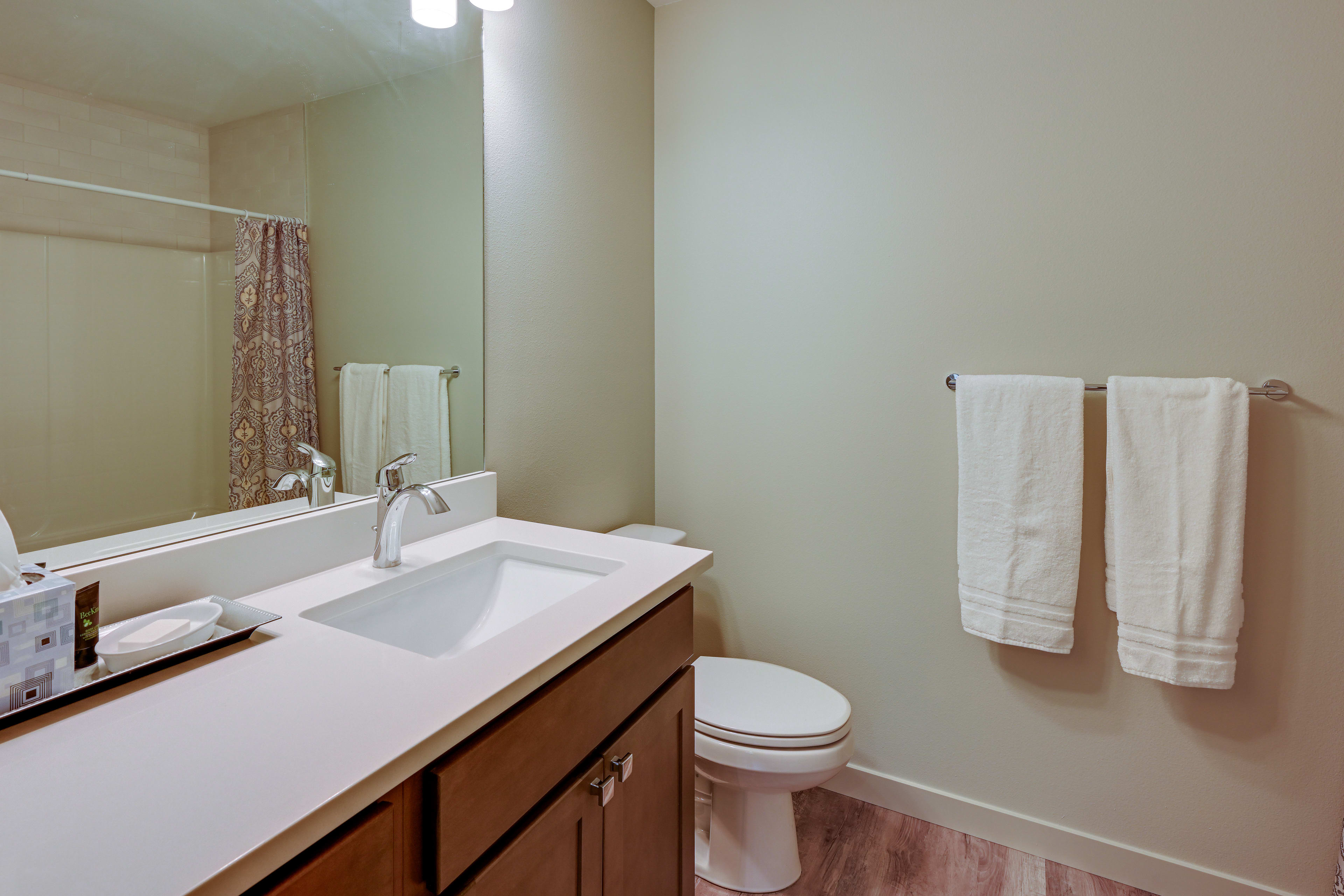 Full Bathroom | Towels Provided | Complimentary Toiletries