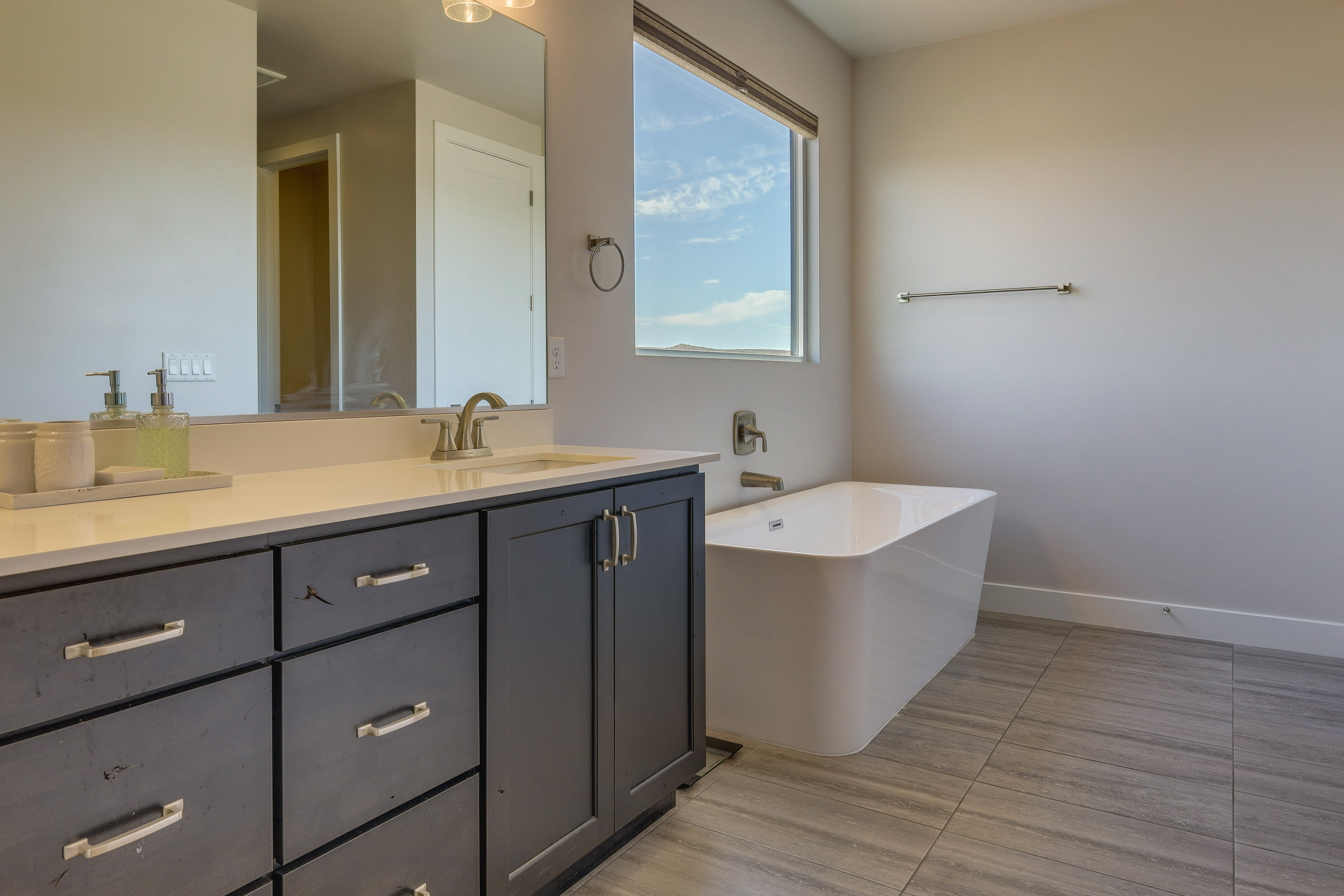 Full Bathroom | Towels Provided | Complimentary Toiletries | Jetted Tub