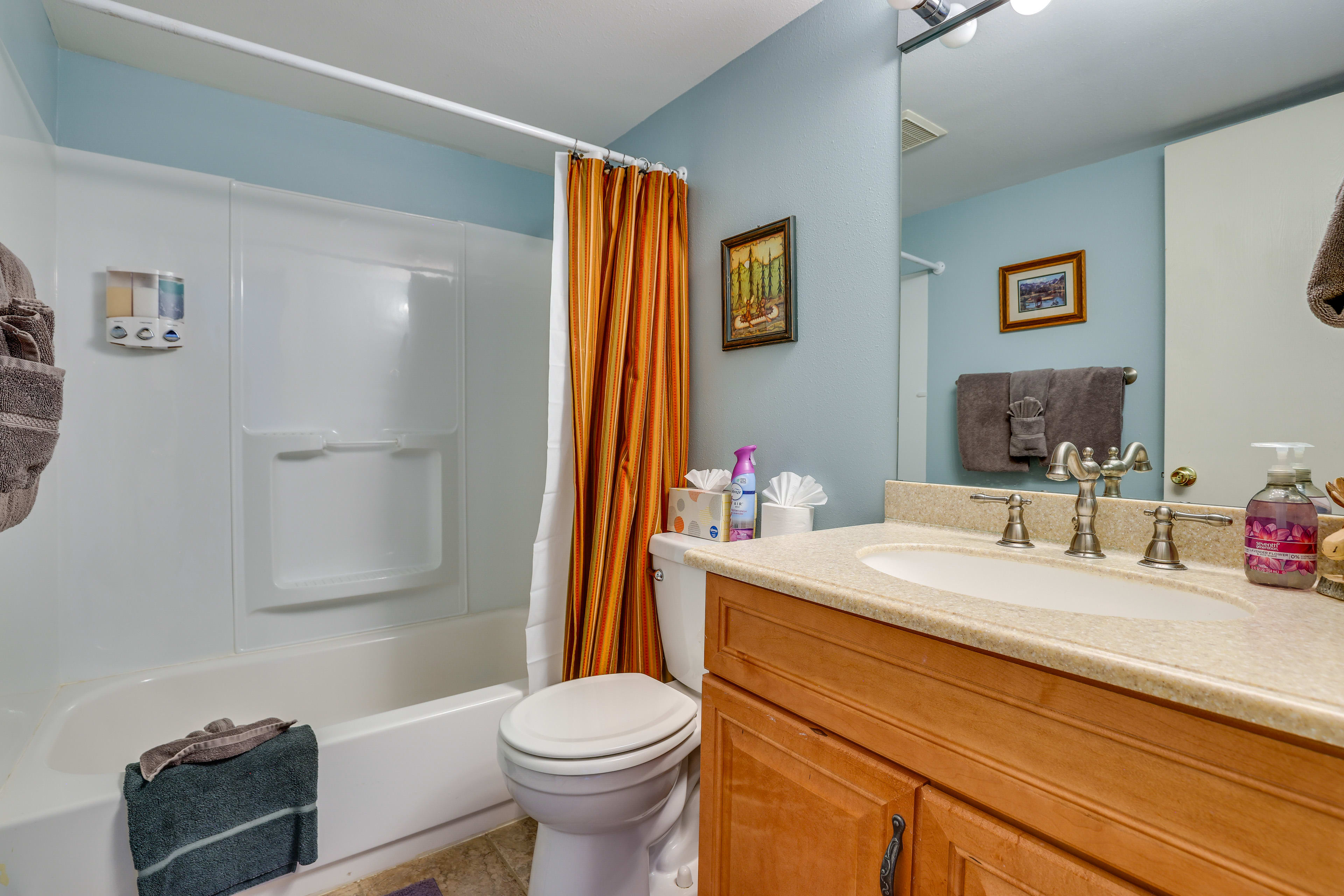 Full Bathroom | 1st Floor | Complimentary Toiletries | Hair Dryer