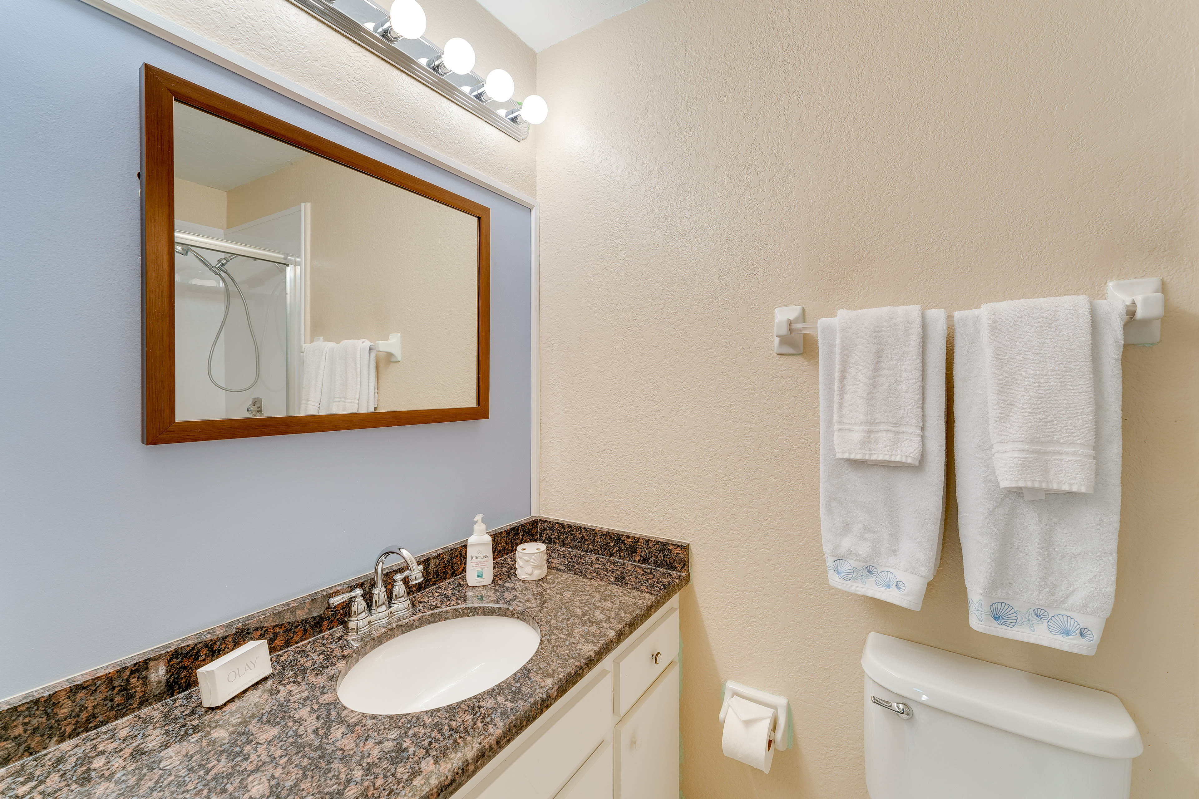 Full En-Suite Bathroom | Towels Provided | Complimentary Toiletries