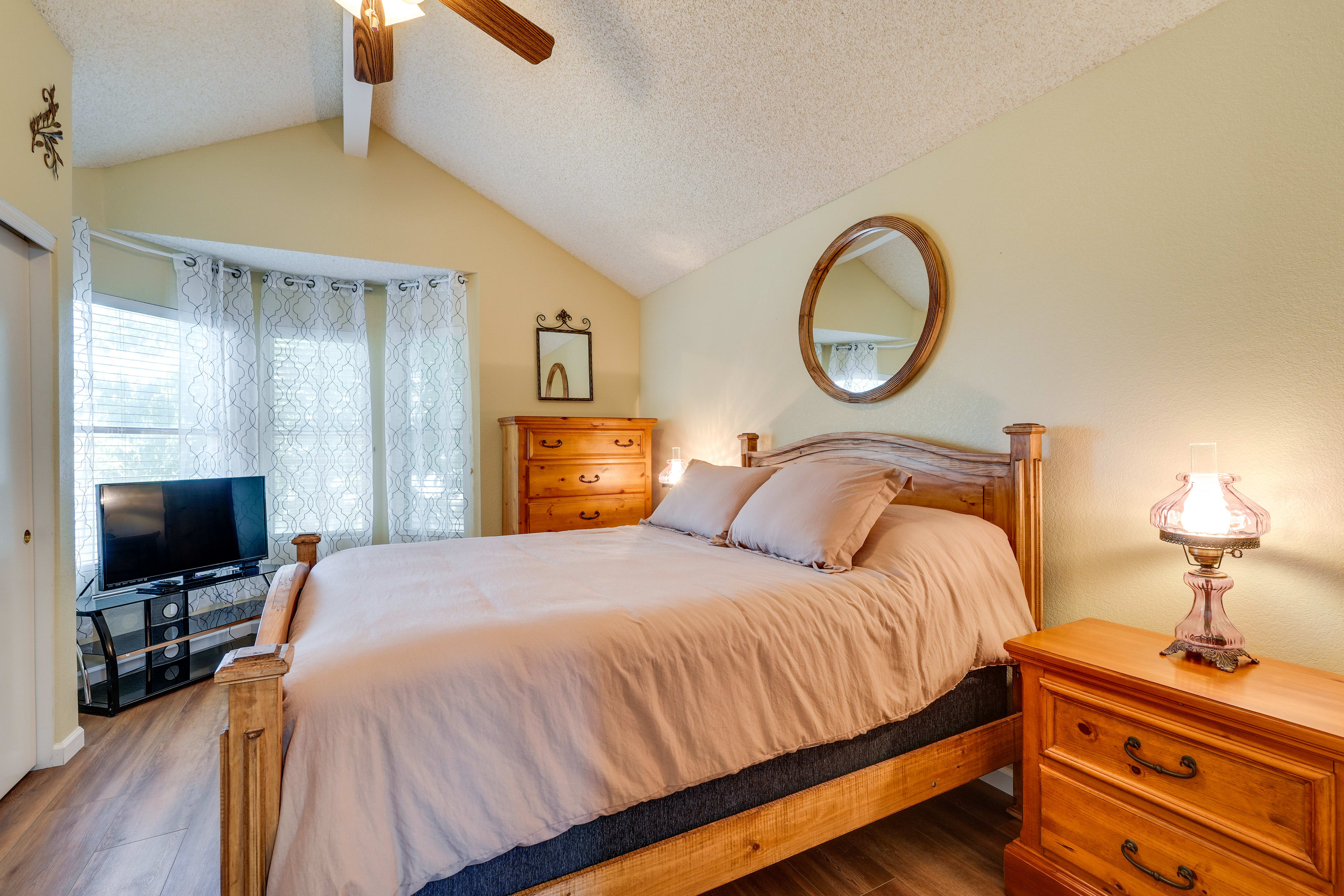 Bedroom 1 | Queen Bed | Flat-Screen TV | En-Suite Bathroom