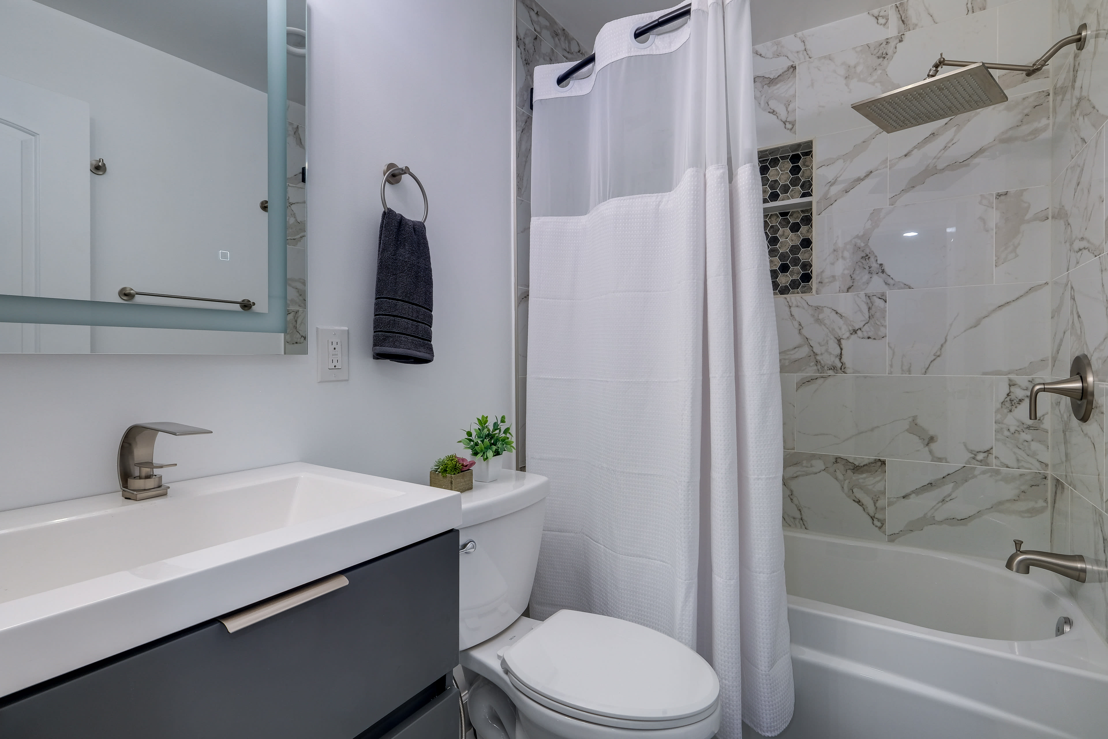 Full Bathroom | Complimentary Toiletries