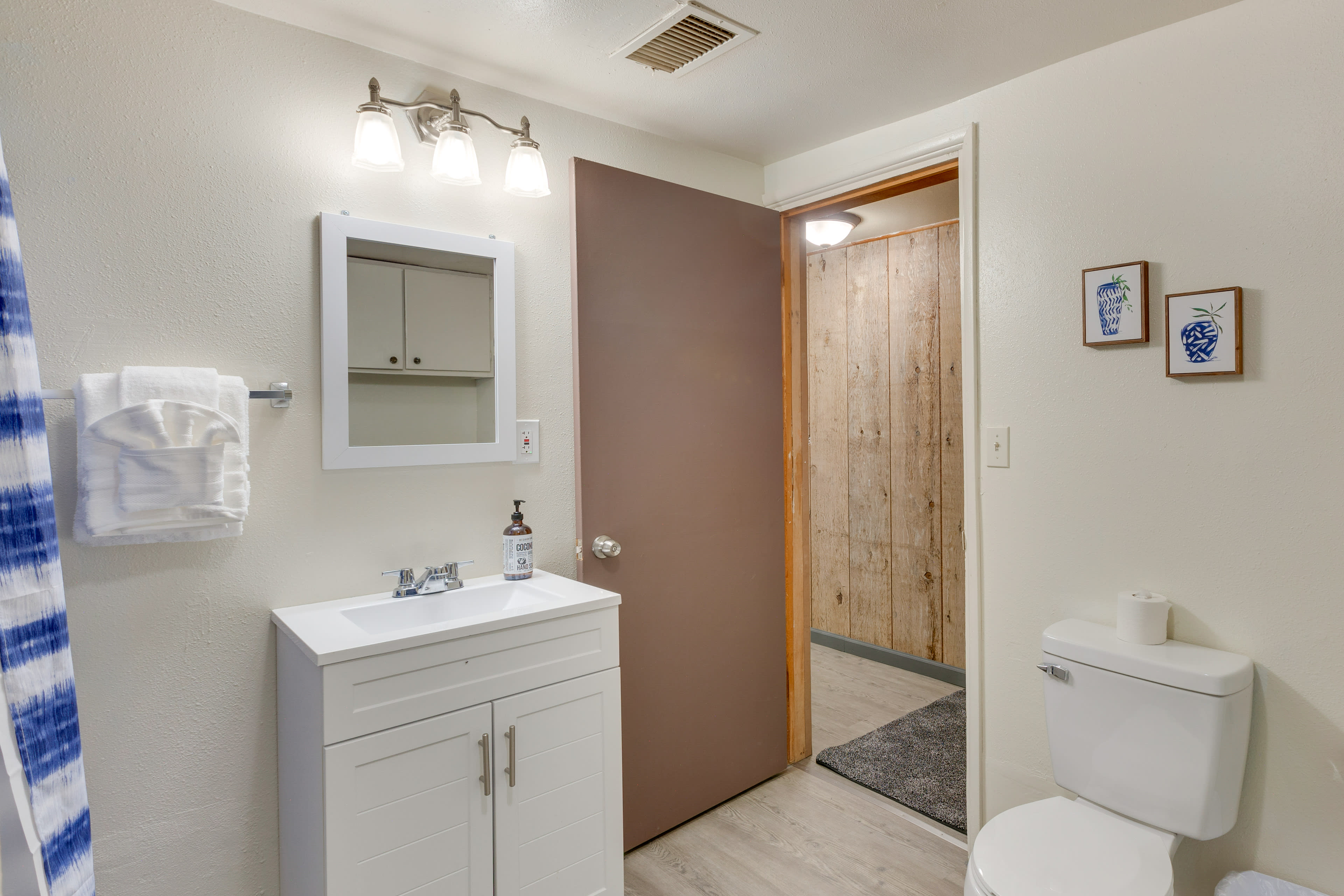 Full Bathroom | 2nd Floor | Complimentary Toiletries Provided