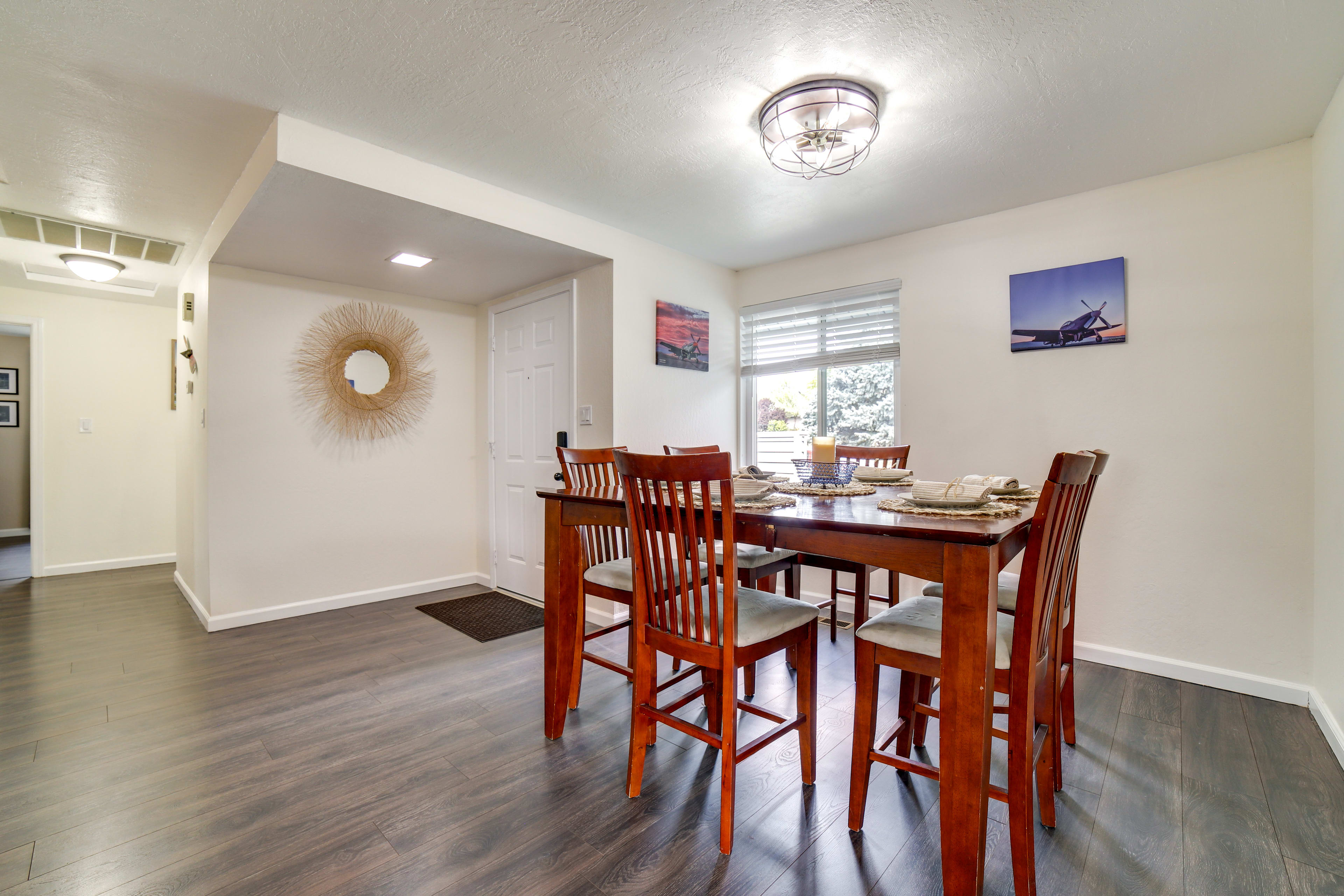 Dining Room | Dishware/Flatware Provided