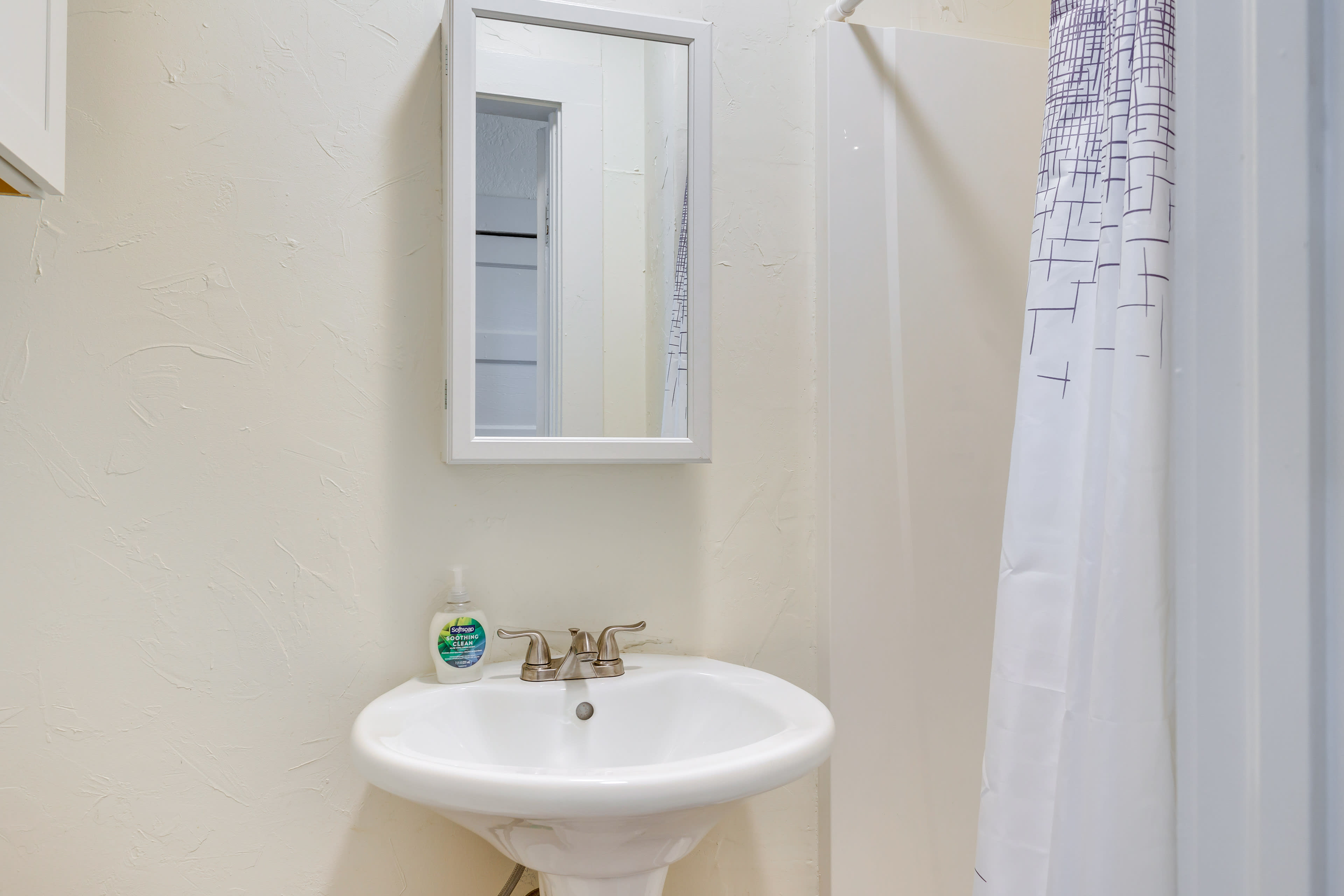 Full Bathroom | Towels Provided | Complimentary Toiletries