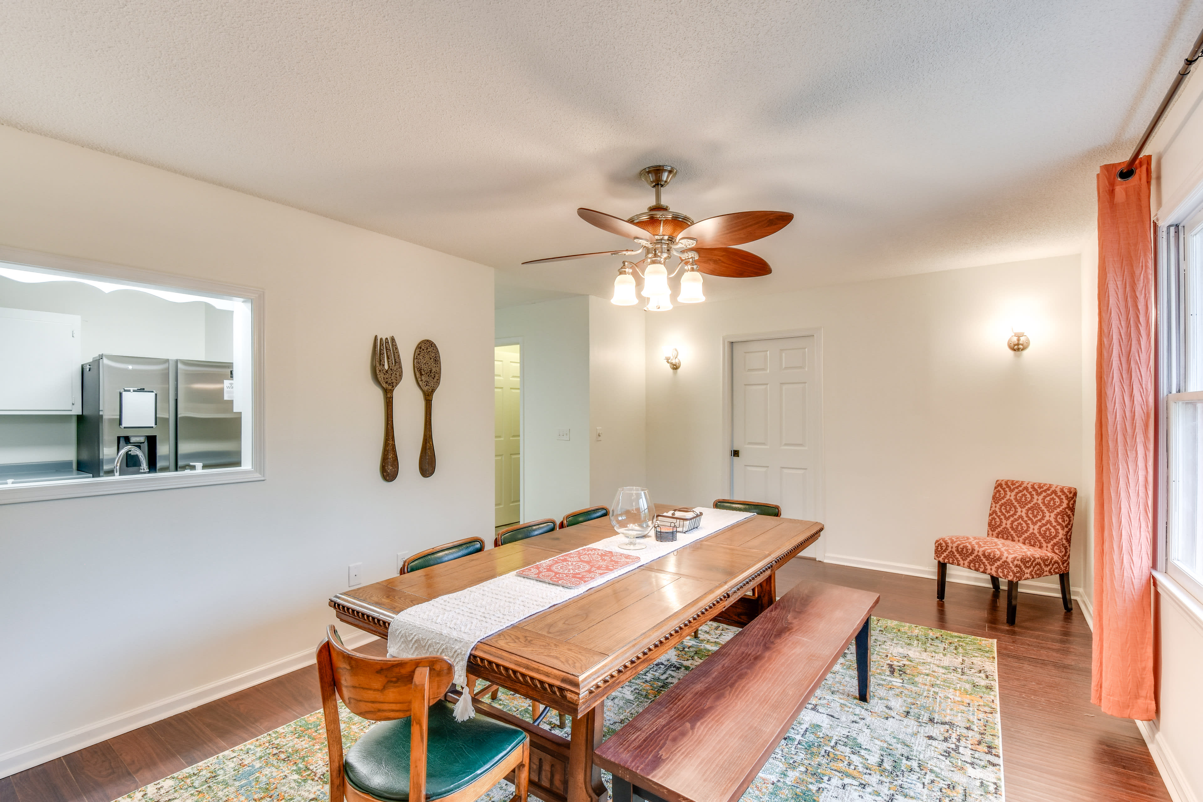 Dining Area | Dishware/Flatware Provided