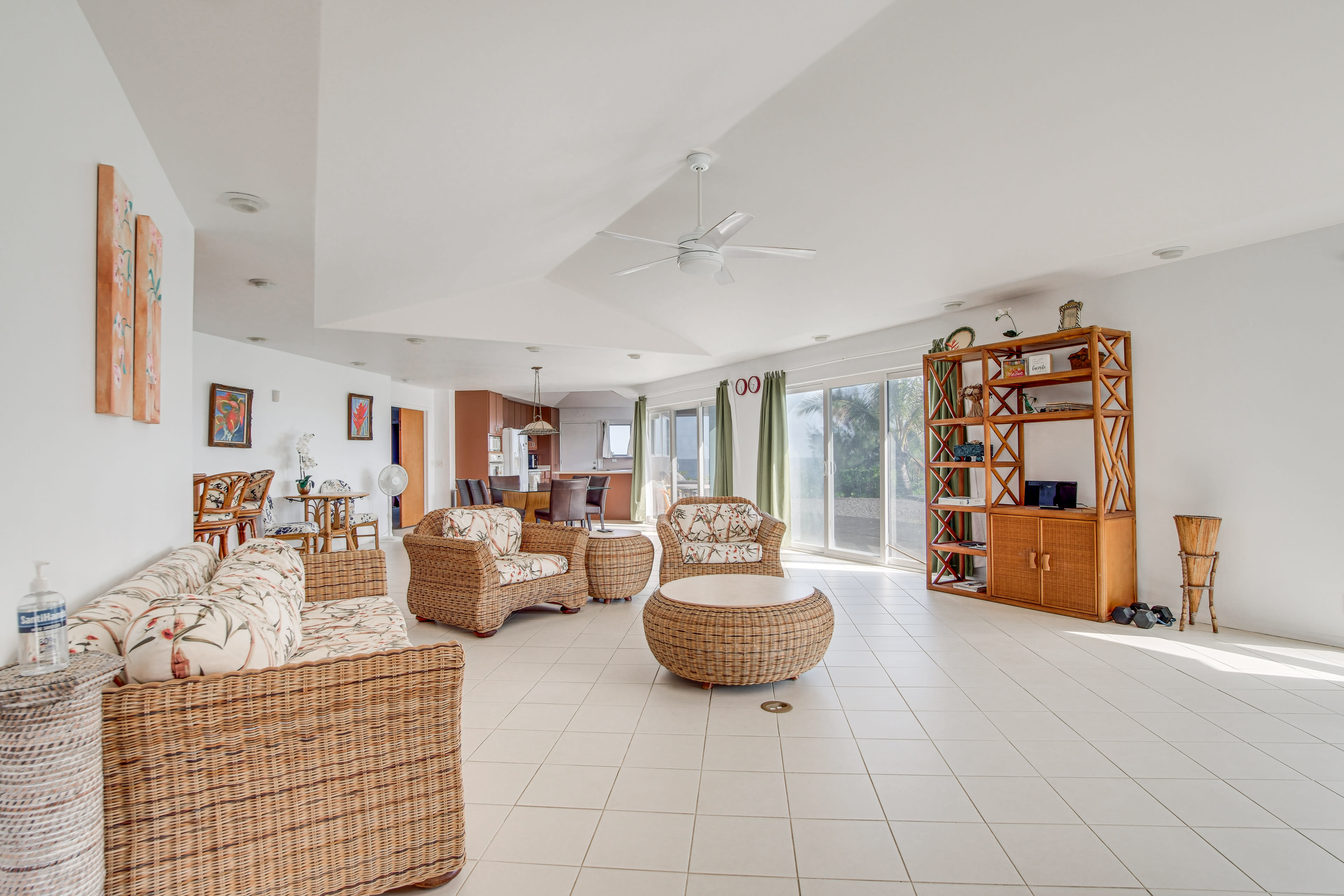 Living Room | In-Unit Laundry | 3 Mi to Makuʻu Point