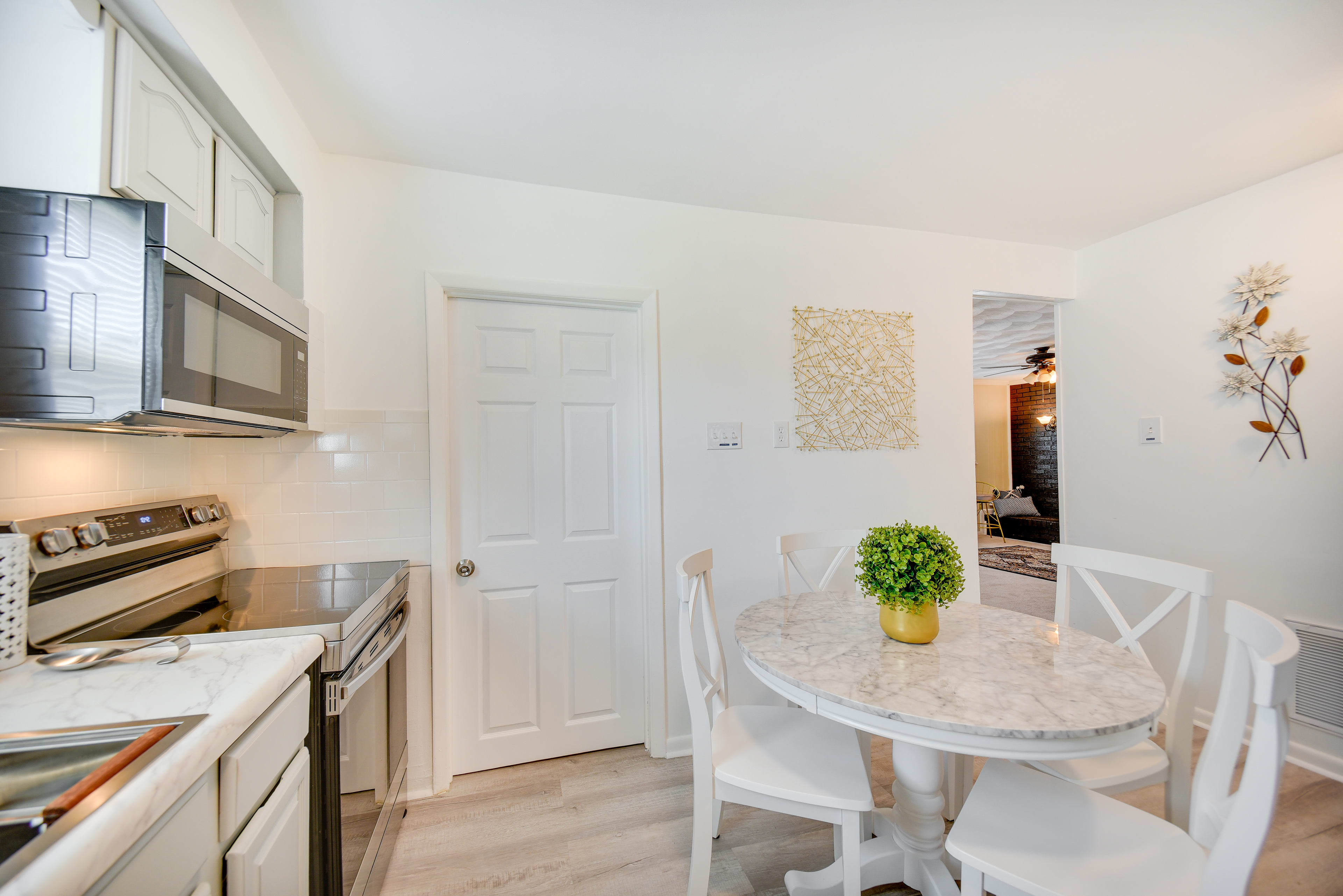 Dining Area | Dishware/Flatware Provided | 1st Floor