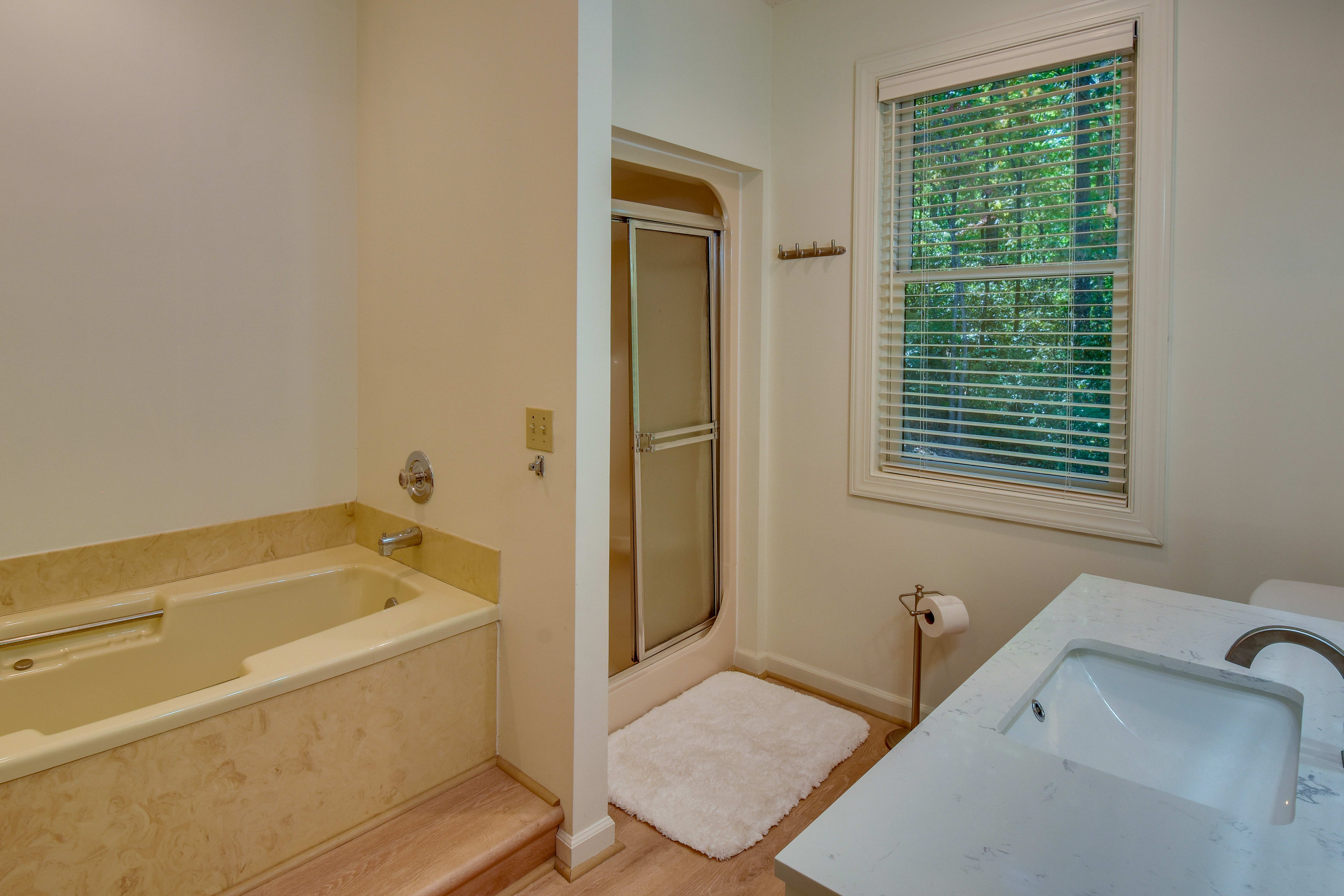 En-Suite Bathroom | Hair Dryer | Towels Provided | Grab Rail in Shower & Bathtub