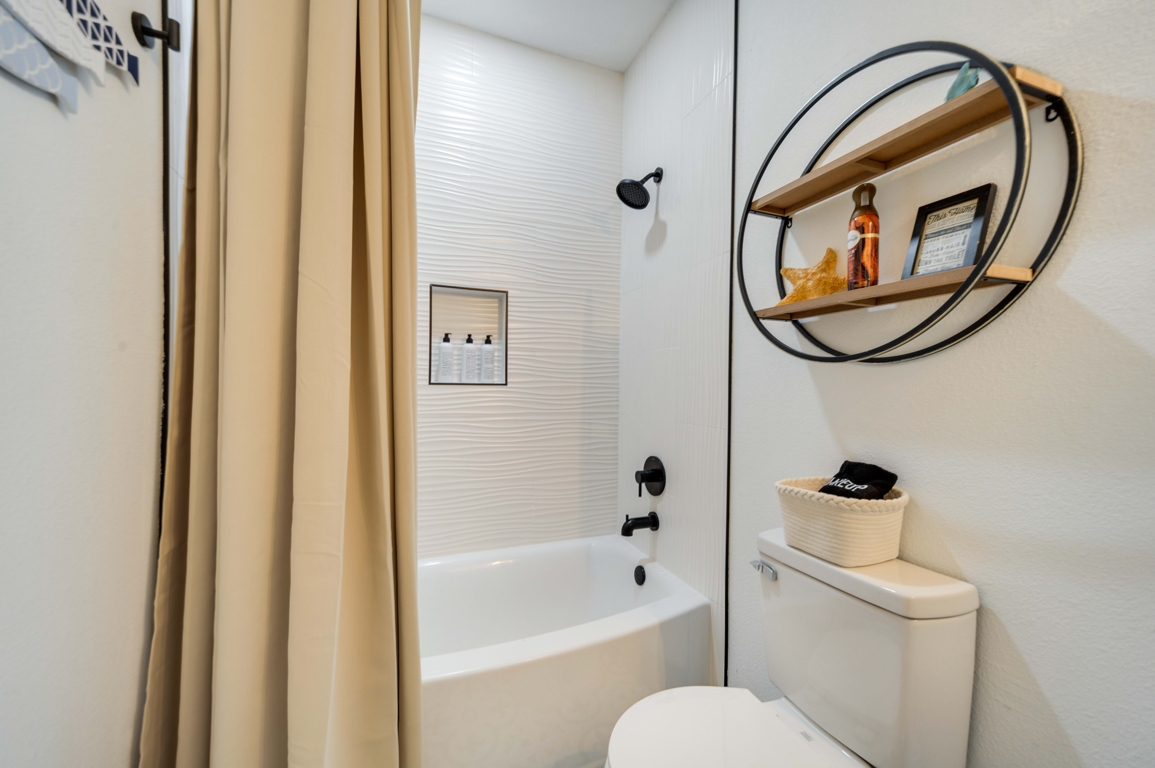 Full Bathroom | 1st Floor | Towels Provided | Complimentary Toiletries