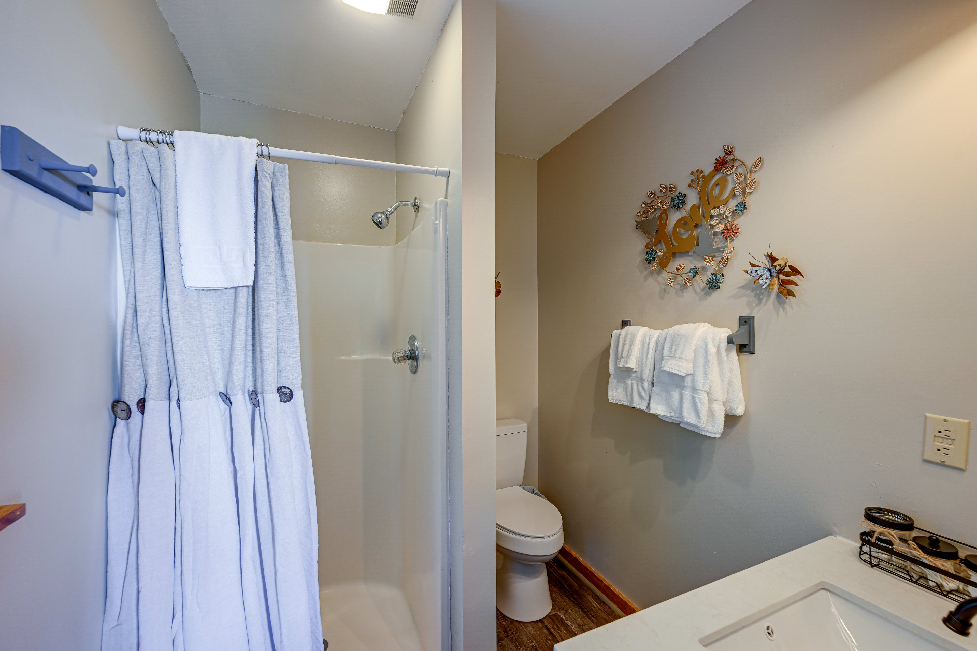 En-Suite Bathroom | Towels Provided | Complimentary Toiletries