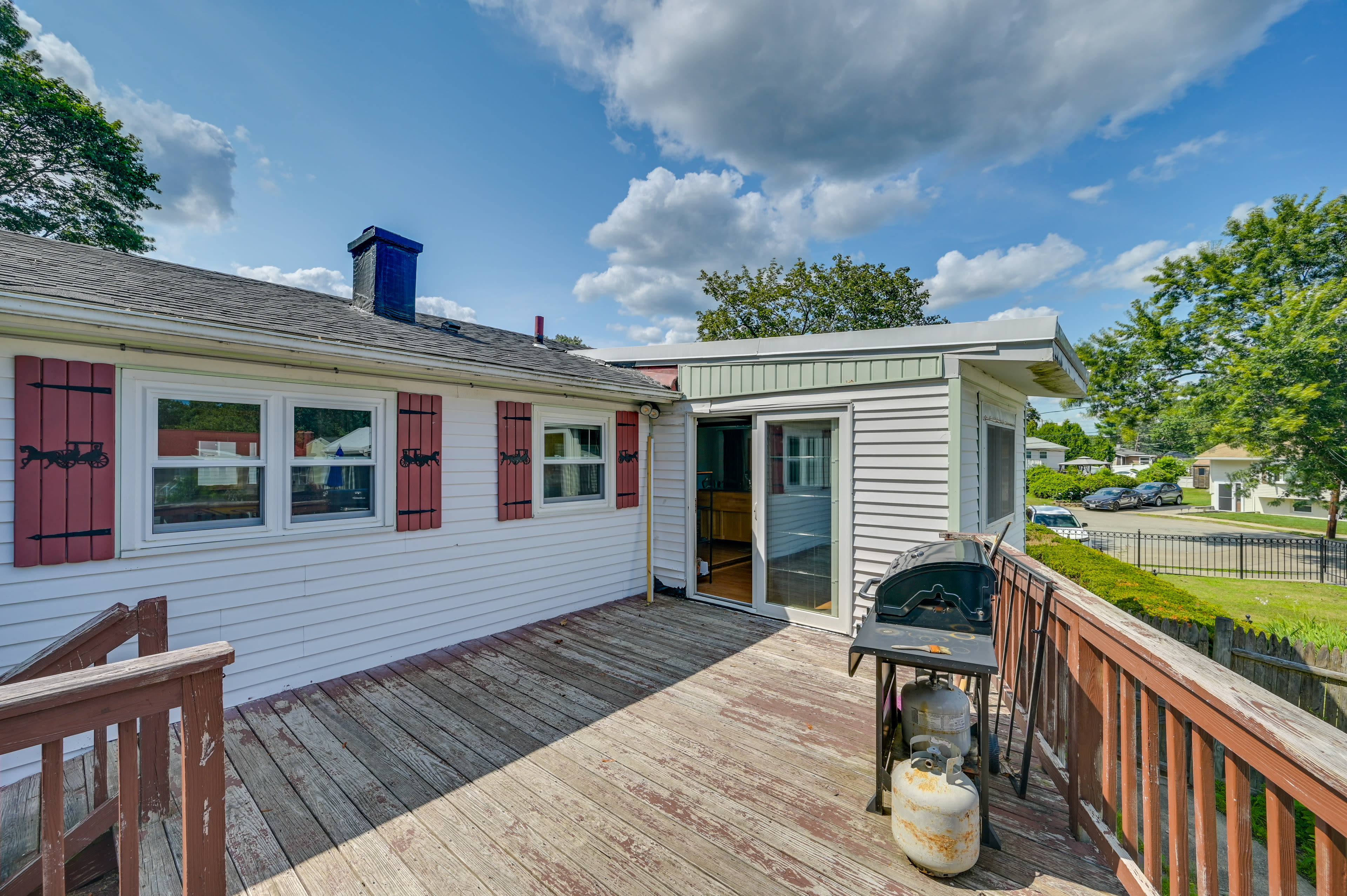 House Exterior | Deck | Gas Grill