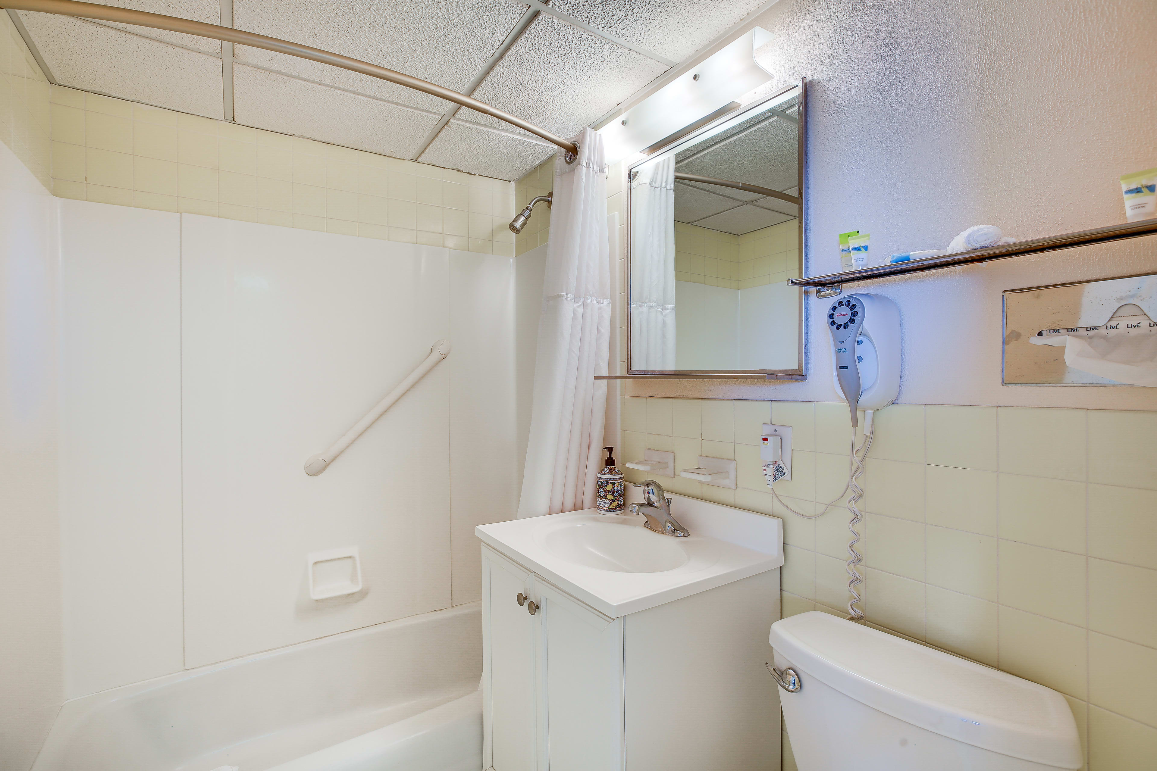 Full Bathroom | Towels Provided | Complimentary Toiletries | Hair Dryer