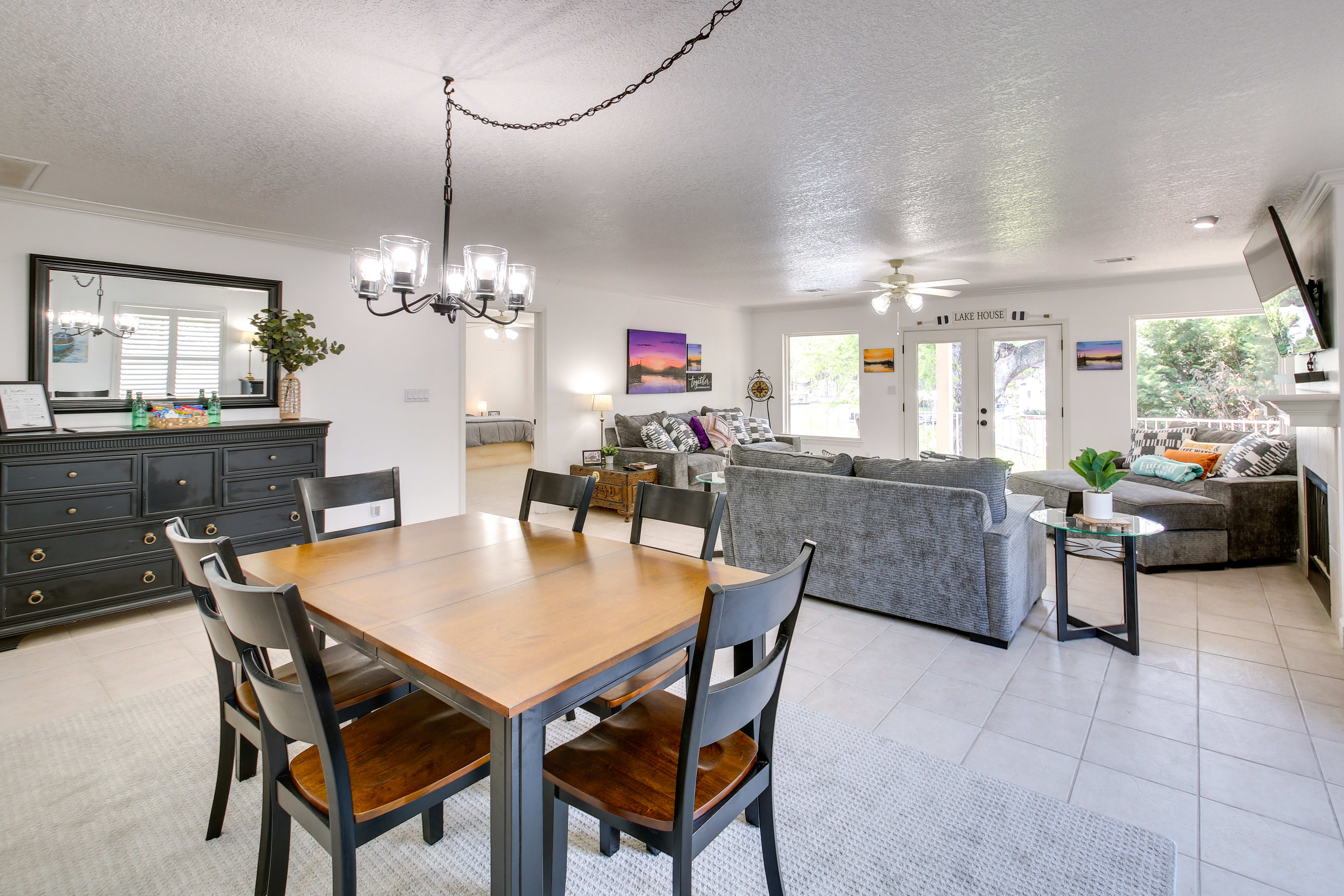 Dining Area | Dishware/Flatware Provided