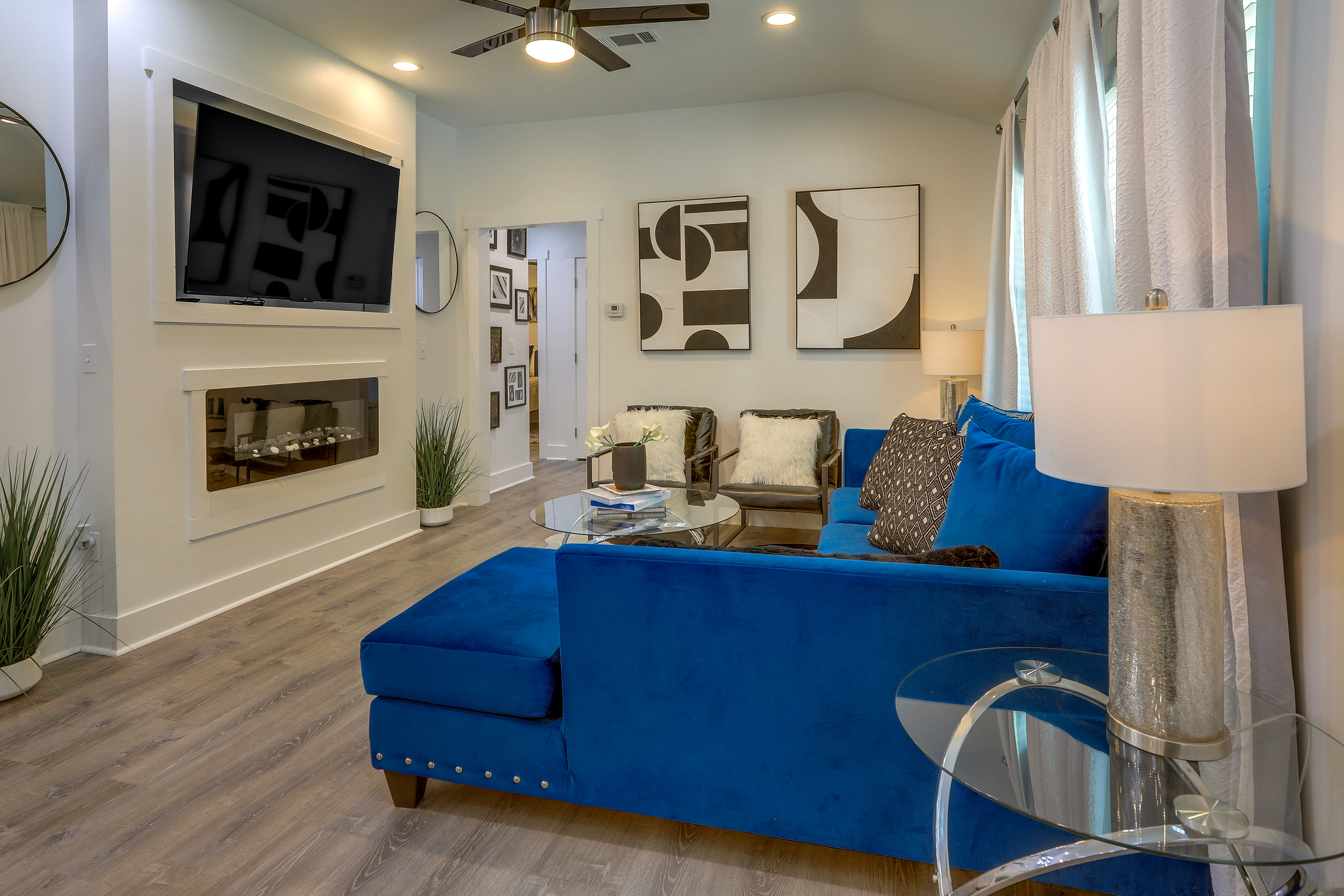 Living Room | Queen Sleeper Sofa | Smart TV | Fireplace | Central A/C