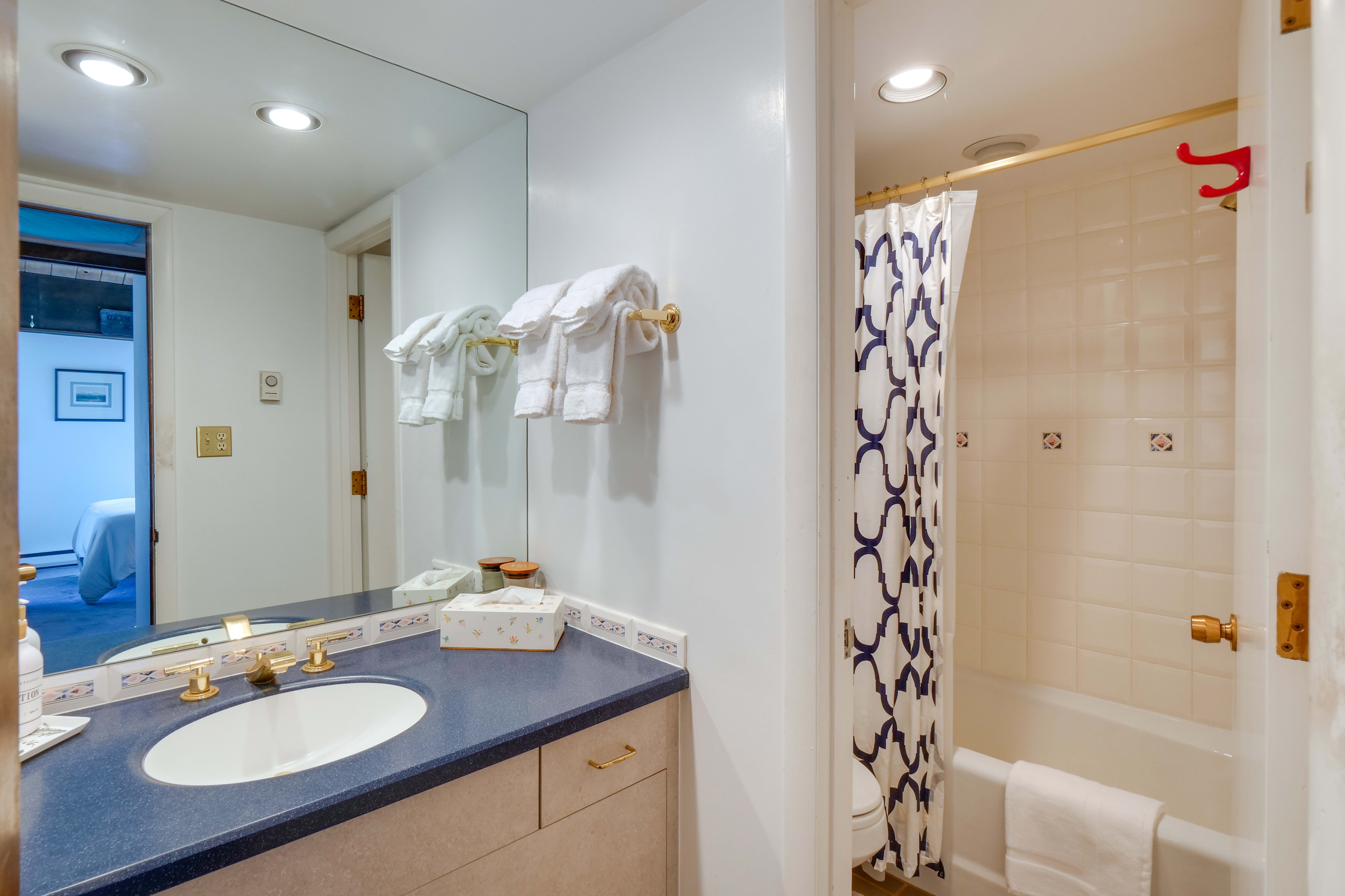 Full Bathroom | Complimentary Toiletries | Towels Provided