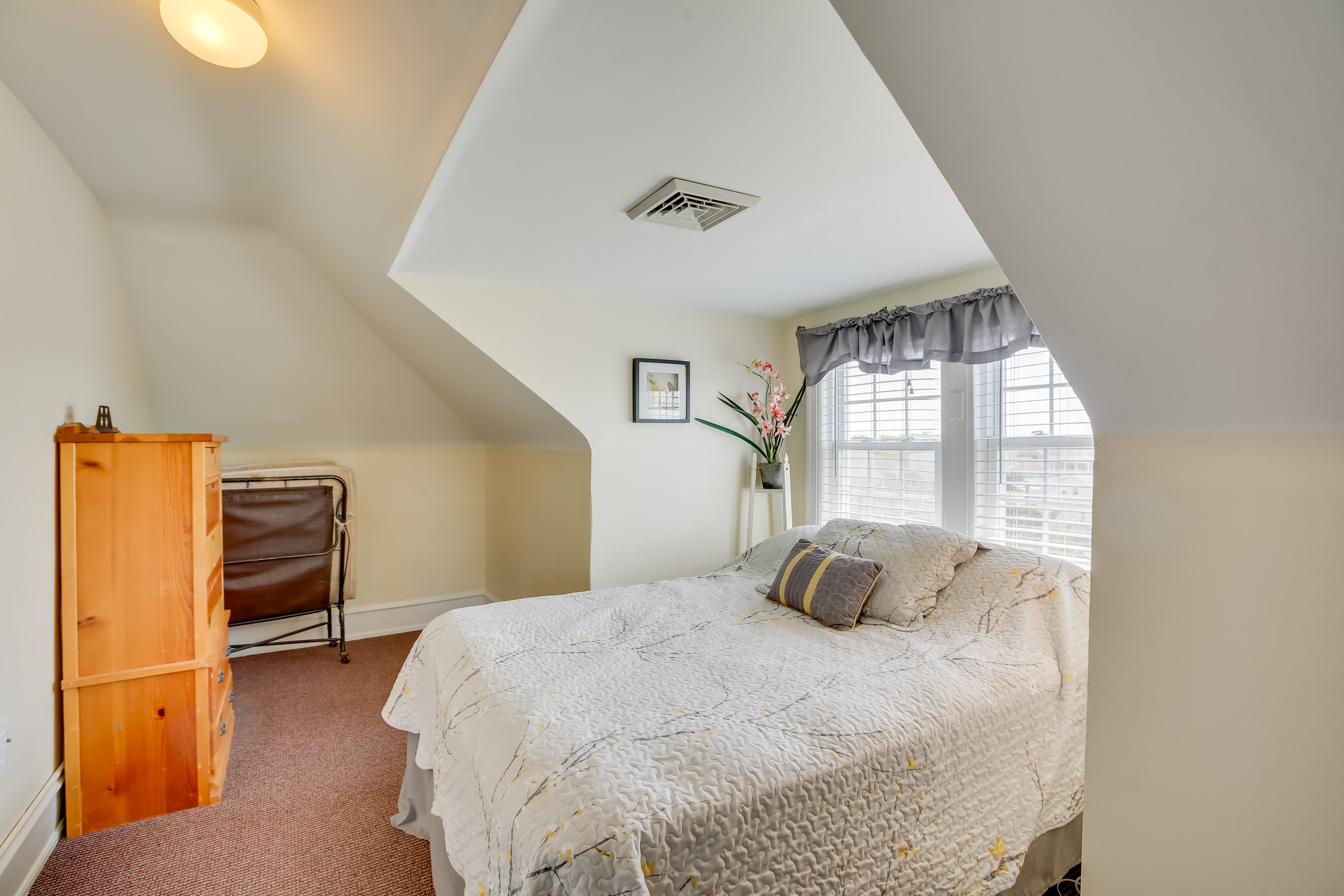 Bedroom 6 | Queen Bed | Crib | 3rd Floor