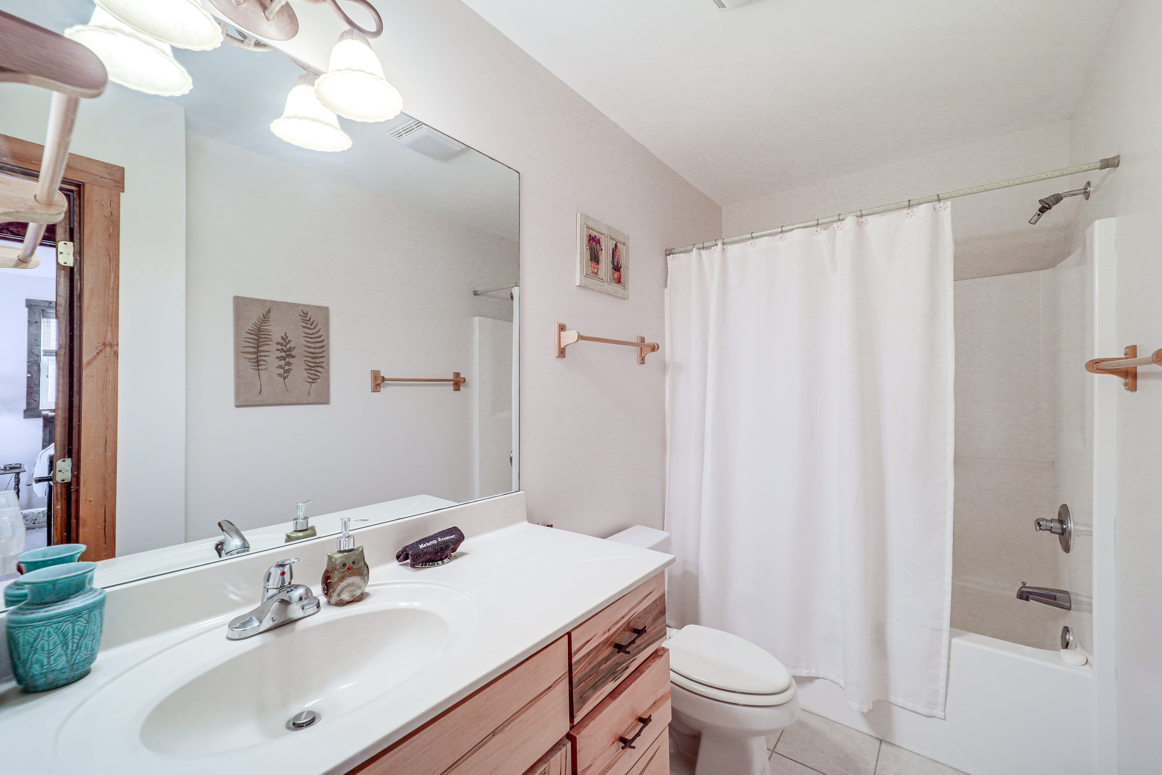 Full Bathroom | 1st Floor | Shower/Tub Combo