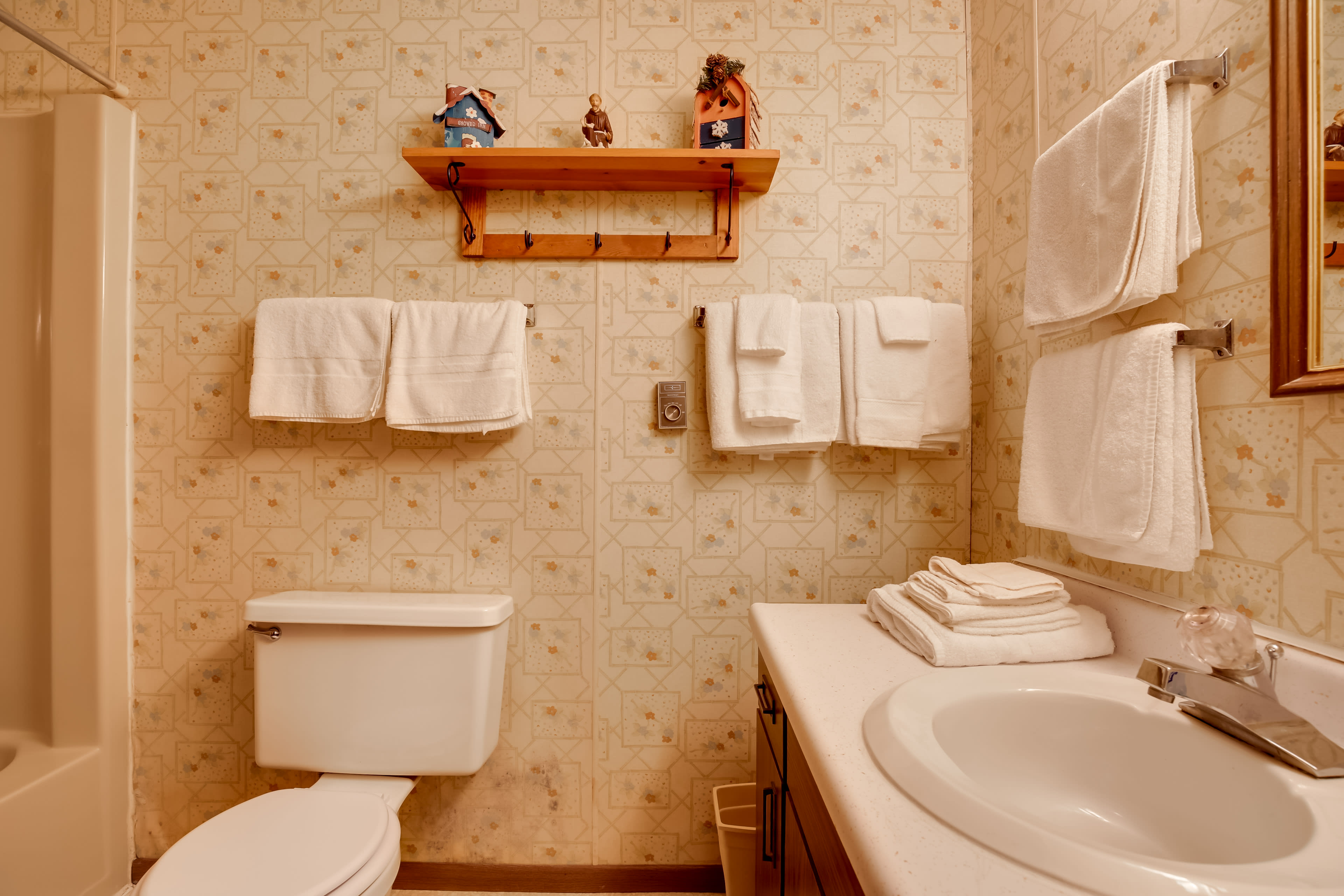 Full Bathroom | Towels Provided | Complimentary Toiletries