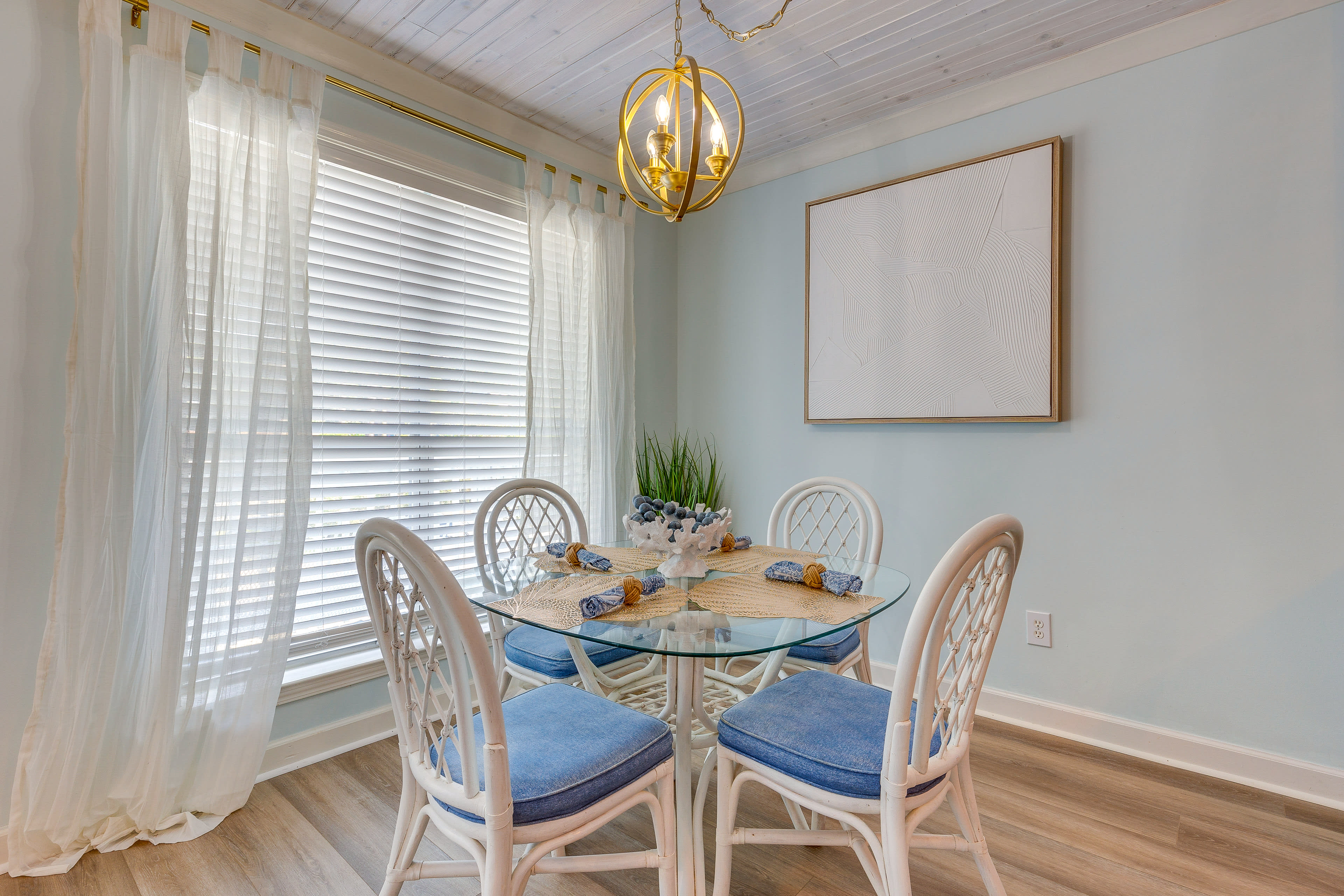 Dining Area | Dishware & Flatware Provided