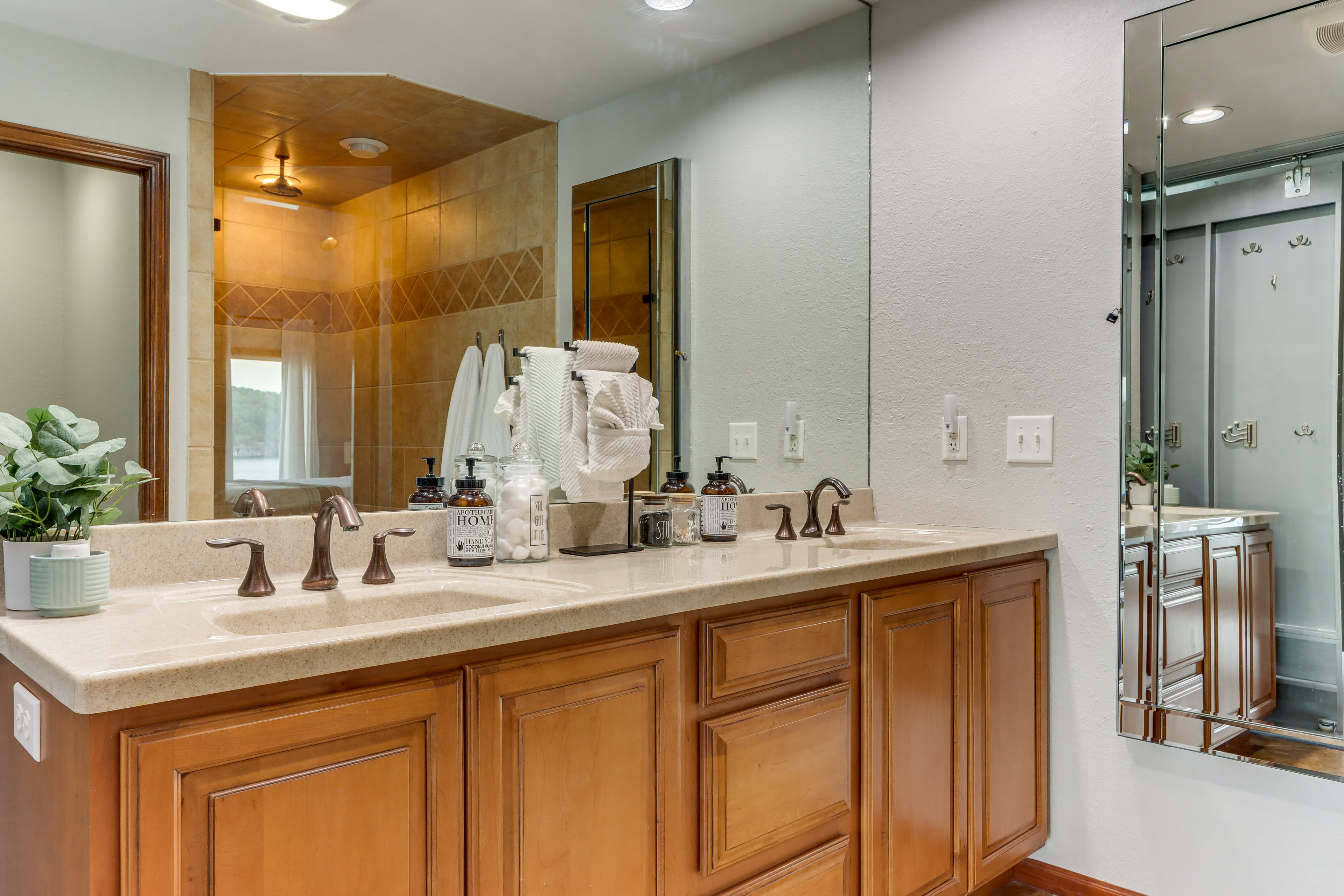 Full En-Suite Bathroom | Towels Provided