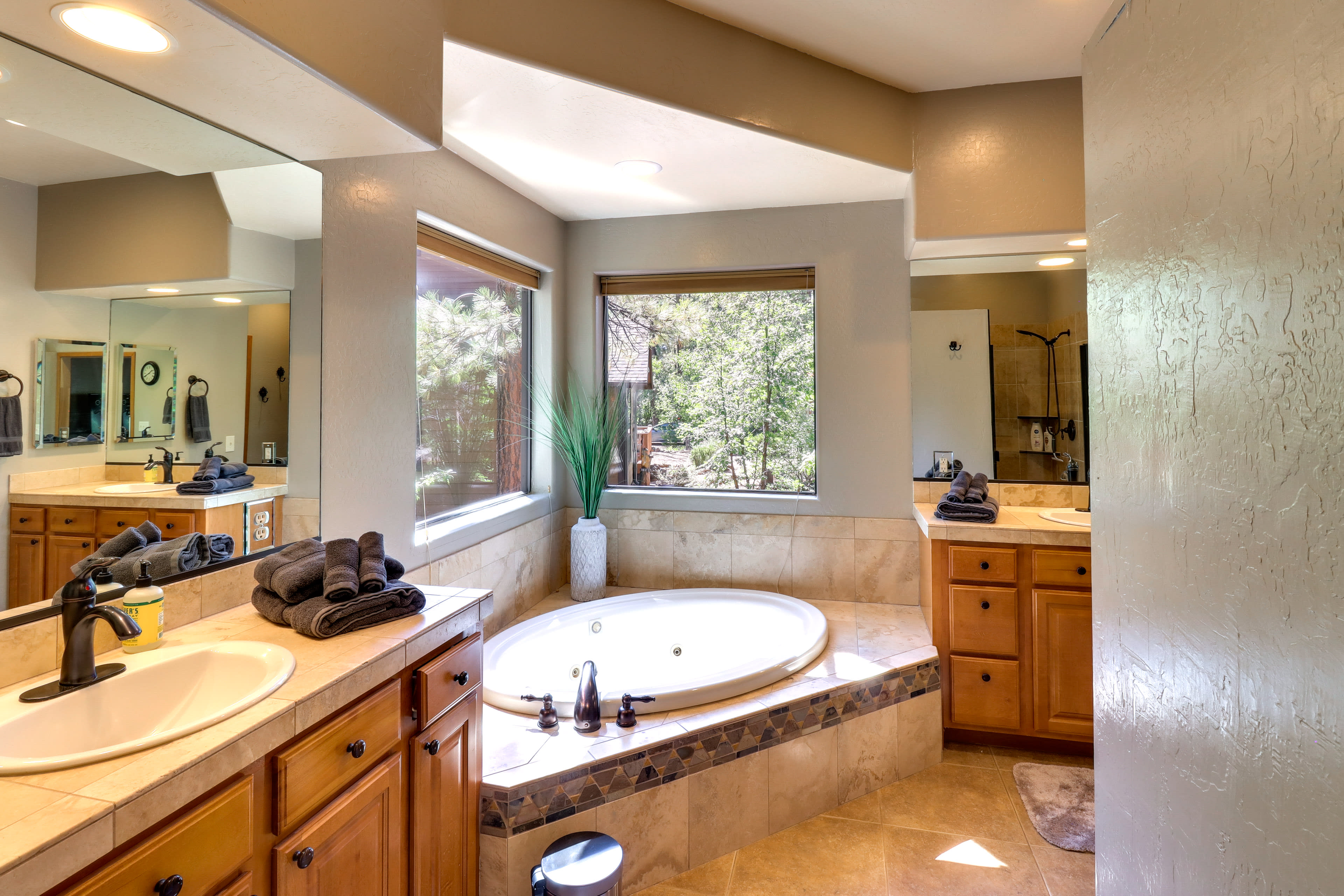 En-Suite Bathroom | Jetted Tub | Shower | Complimentary Toiletries
