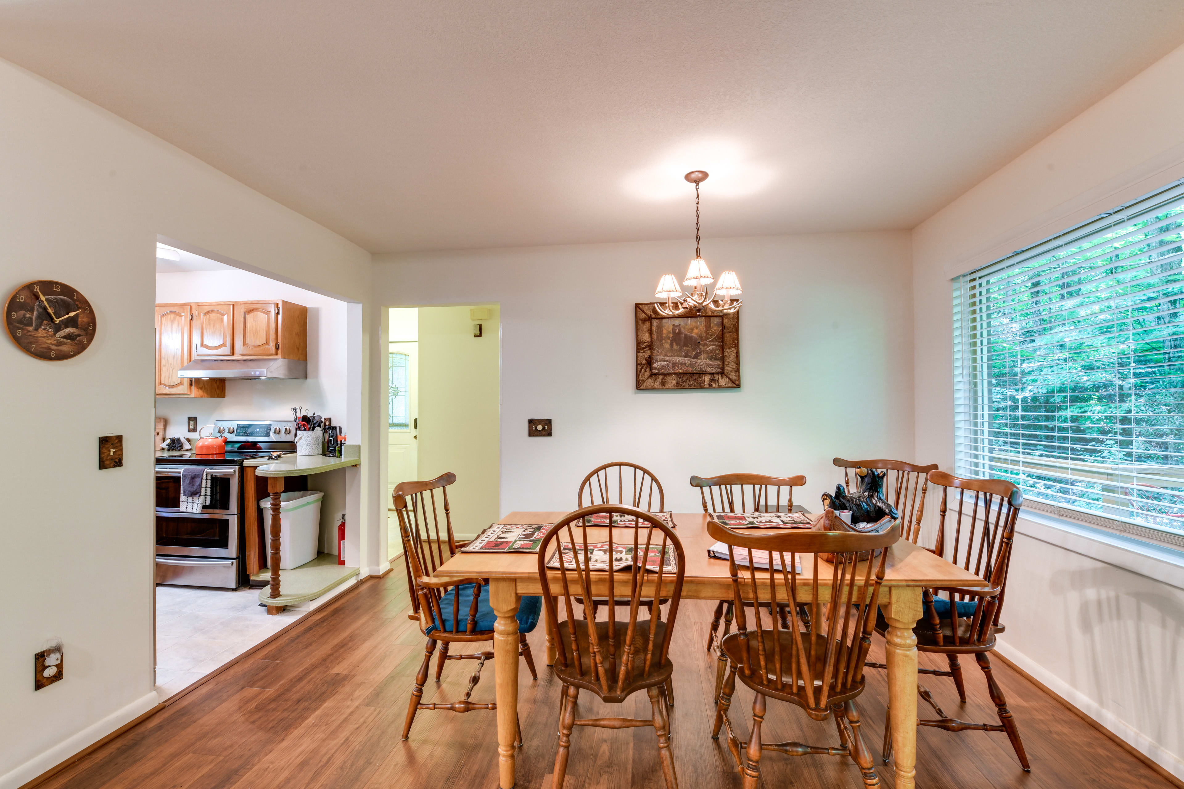 Dining Area | Dishware & Flatware Provided