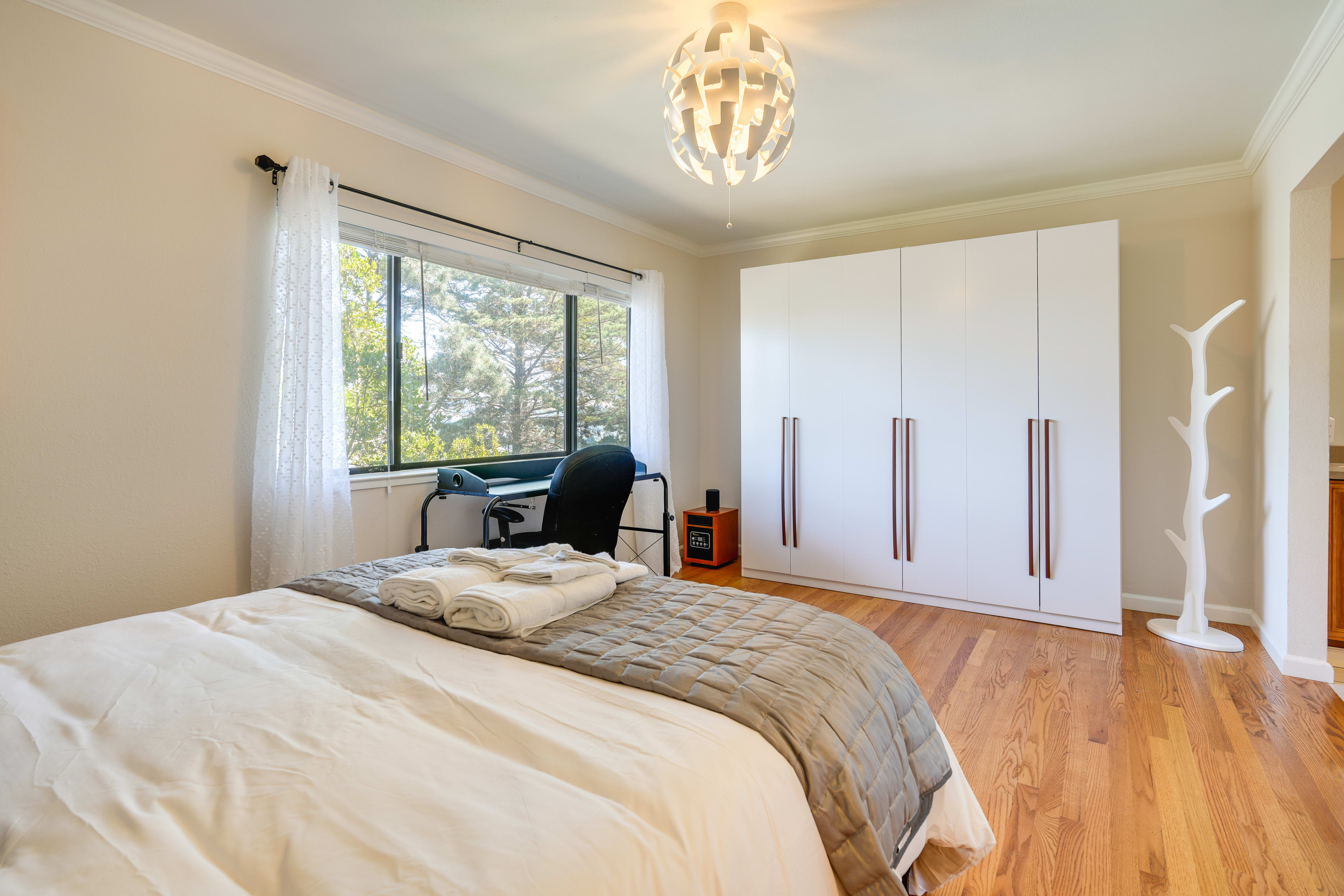 Bedroom 2 | Queen Bed | Desk Workspace