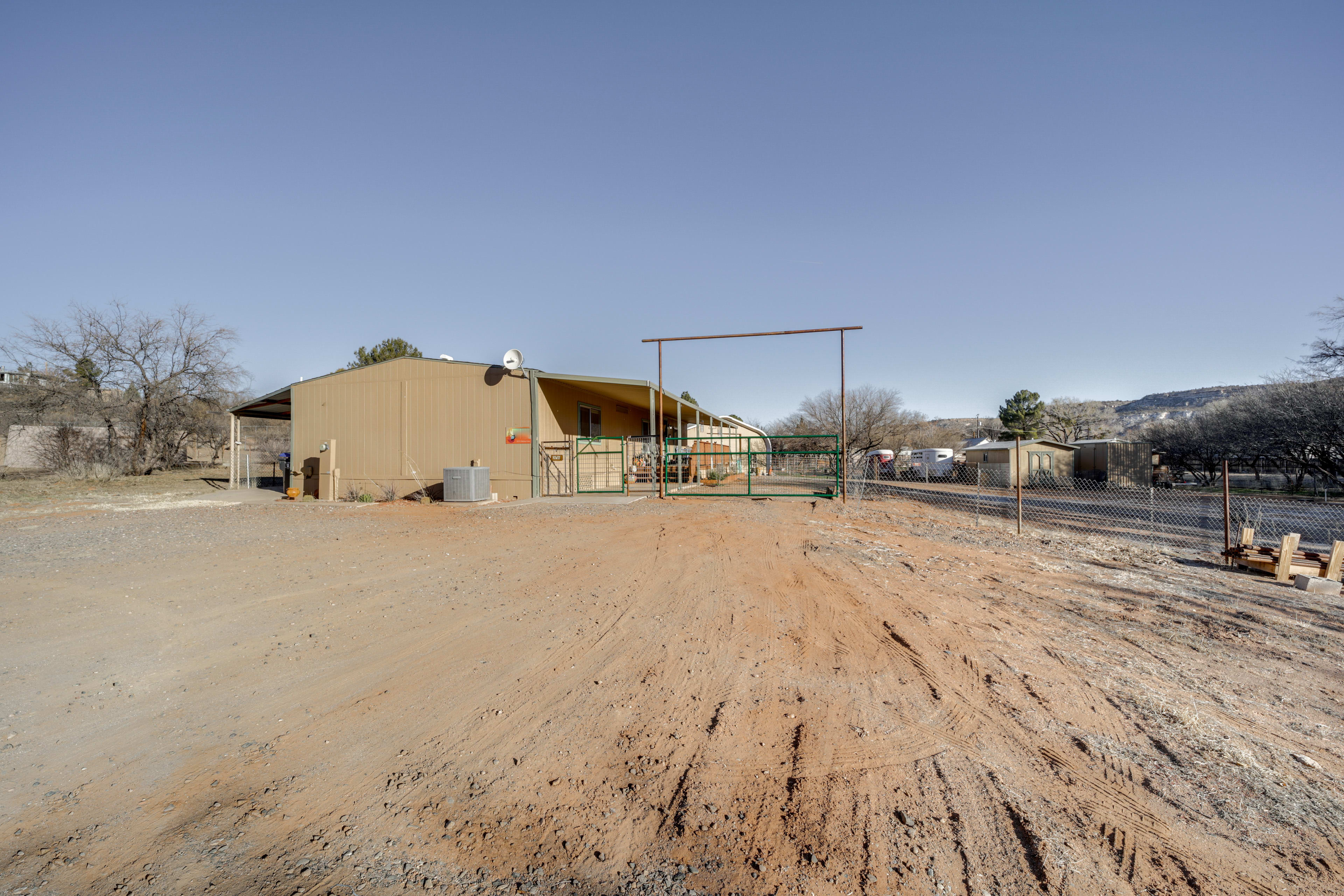 Parking | Carport (1 Vehicle) | Driveway (4 Vehicles)