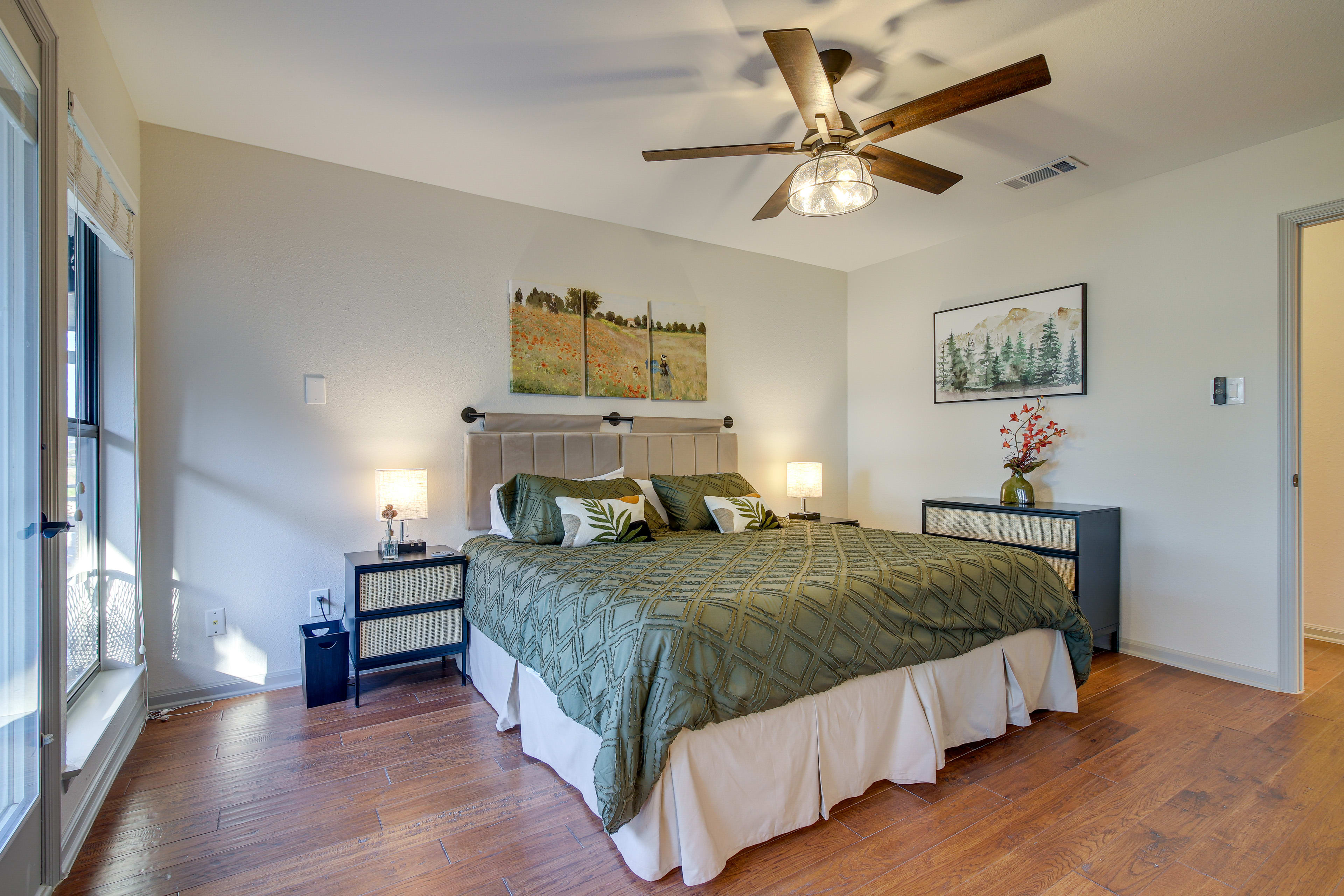 Bedroom 2 | Main Floor | King Bed | Smart TV | Deck Access | Linens Provided