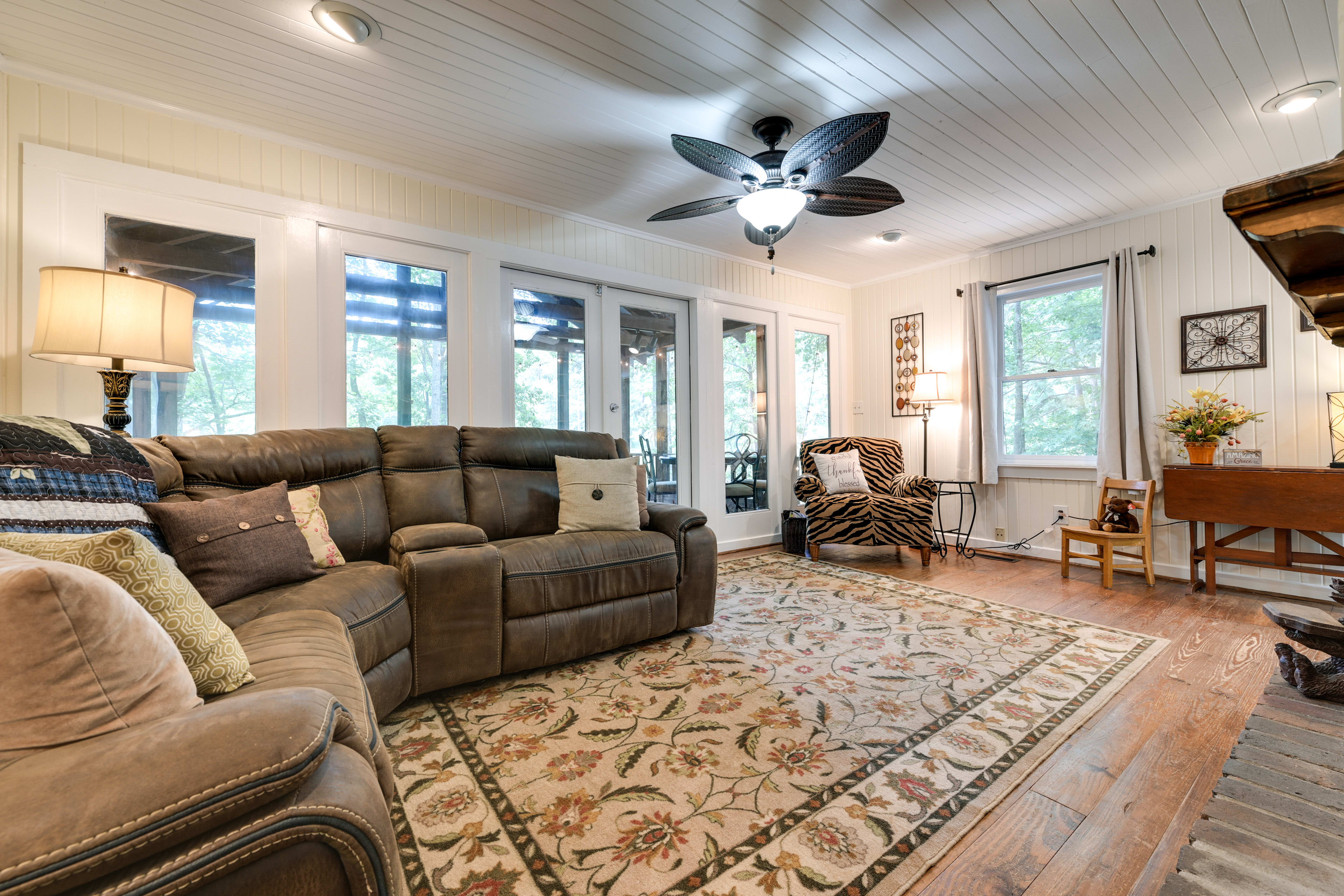 Living Room | Smart TV | Fireplace | Central A/C | Books