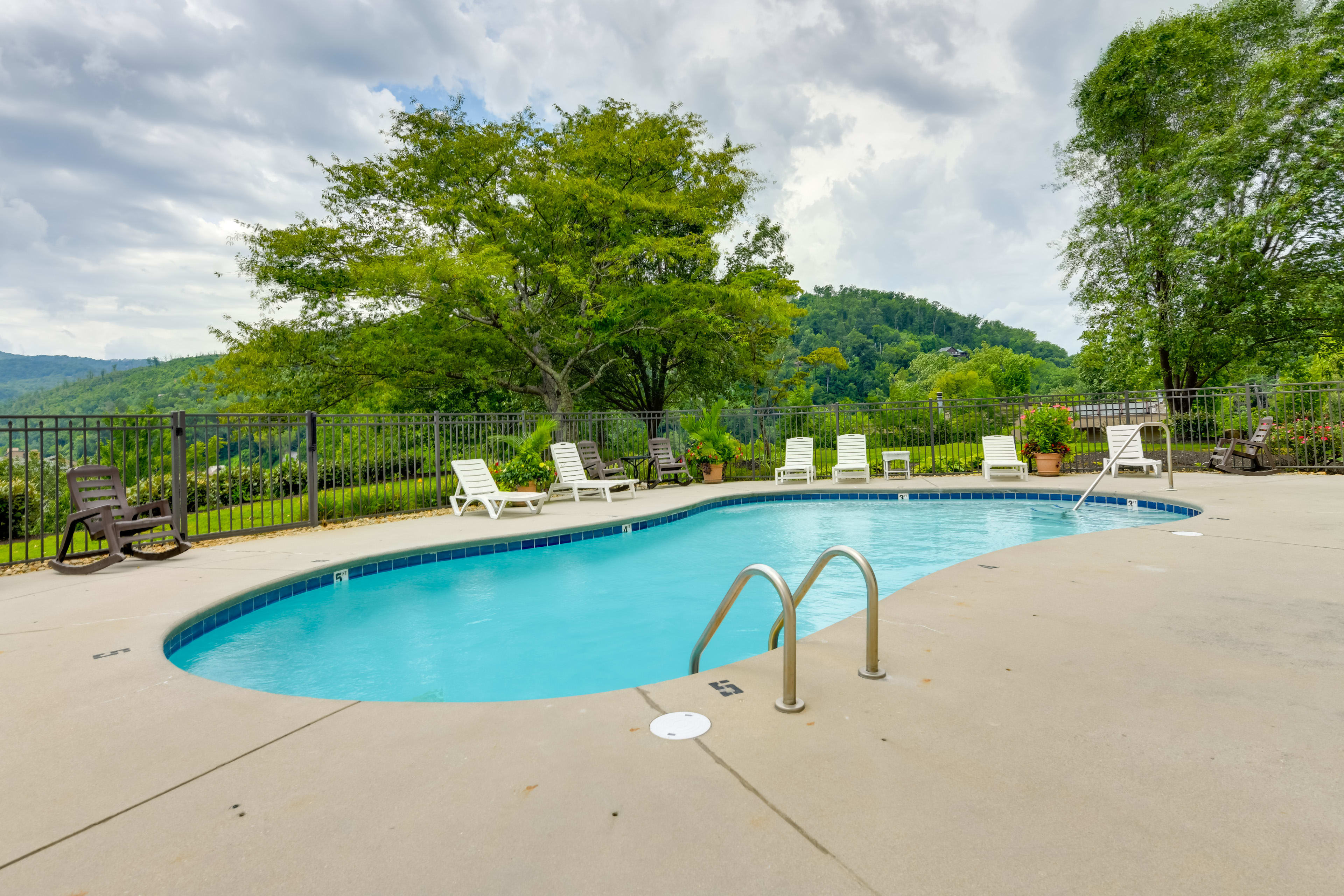 Community Amenities | Pool | Hot Tub