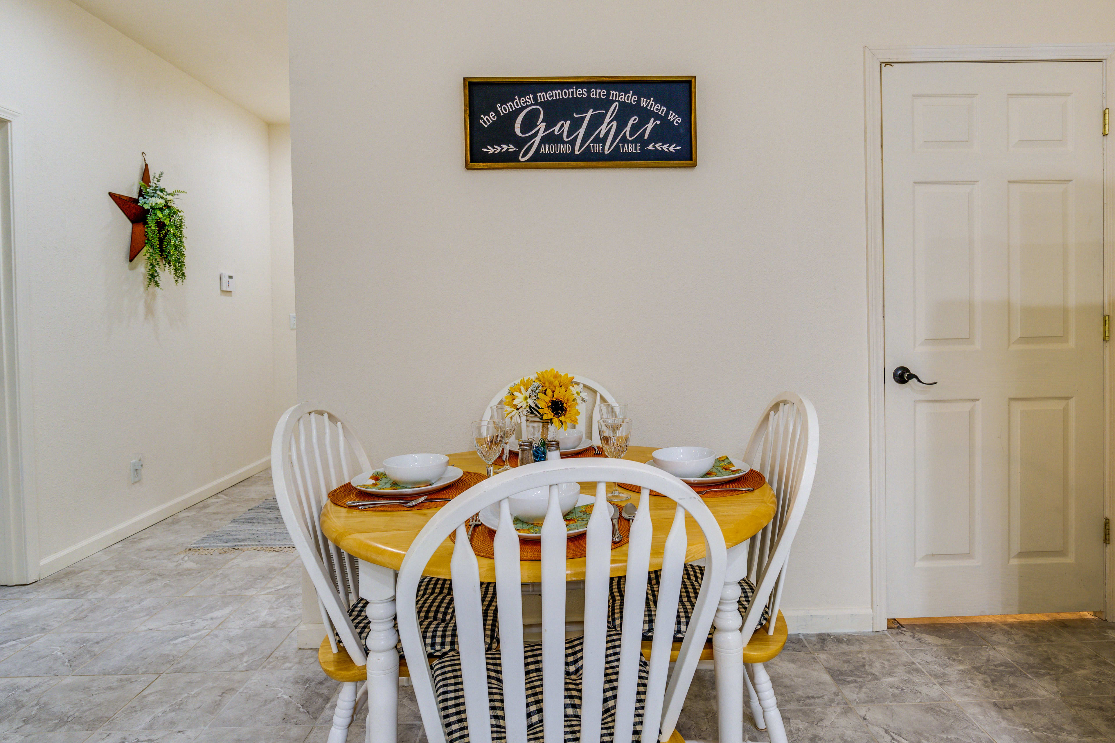 Dining Area | Dishware & Flatware Provided