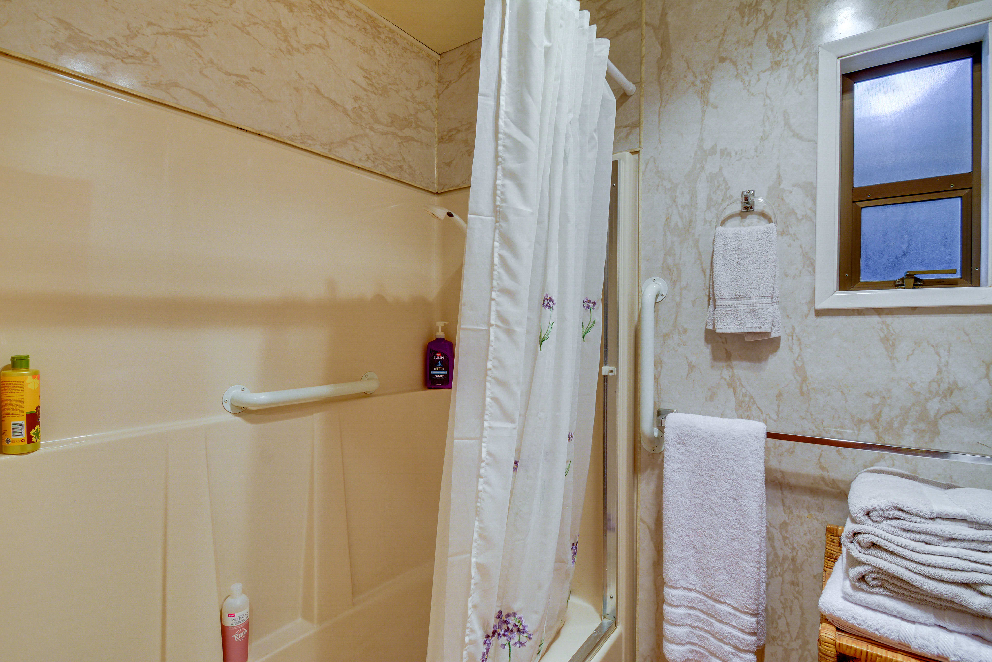 Full Bathroom | 1st Floor | Shower/Tub Combo | Towels Provided